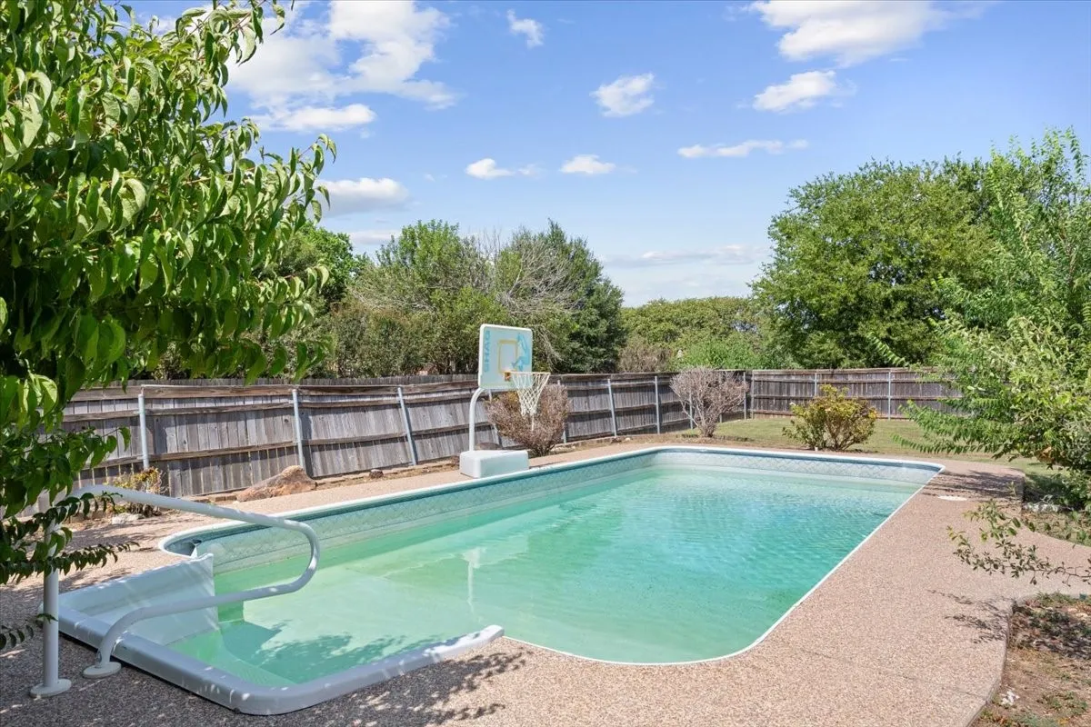 Single Family Residence For Sale in Mc Lennan County , 800 Granite Lane, Lorena, Texas 76655, 4 Bedroom, 4 Bathroom, 3 Garage spaces, 2,971 Sqft, built in 2001, mls#21350255, Real Estate Agent in Lorena, Homes For Sale in Mc Lennan county, Homes For Sale in Lorena, Realtor in Lorena Texas, Real Estate Brokerage Independent Realty Texas, Luminita Cordes Realtor