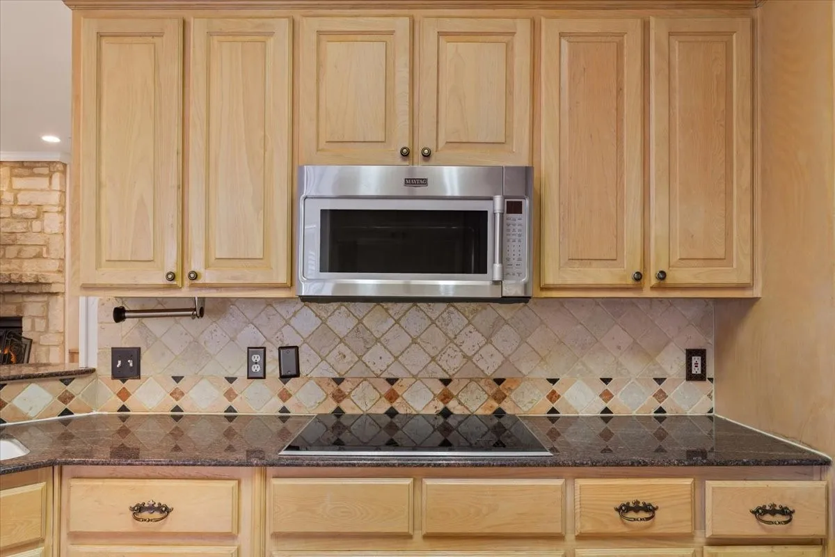 Single Family Residence For Sale in Mc Lennan County , 800 Granite Lane, Lorena, Texas 76655, 4 Bedroom, 4 Bathroom, 3 Garage spaces, 2,971 Sqft, built in 2001, mls#21350255, Real Estate Agent in Lorena, Homes For Sale in Mc Lennan county, Homes For Sale in Lorena, Realtor in Lorena Texas, Real Estate Brokerage Independent Realty Texas, Luminita Cordes Realtor