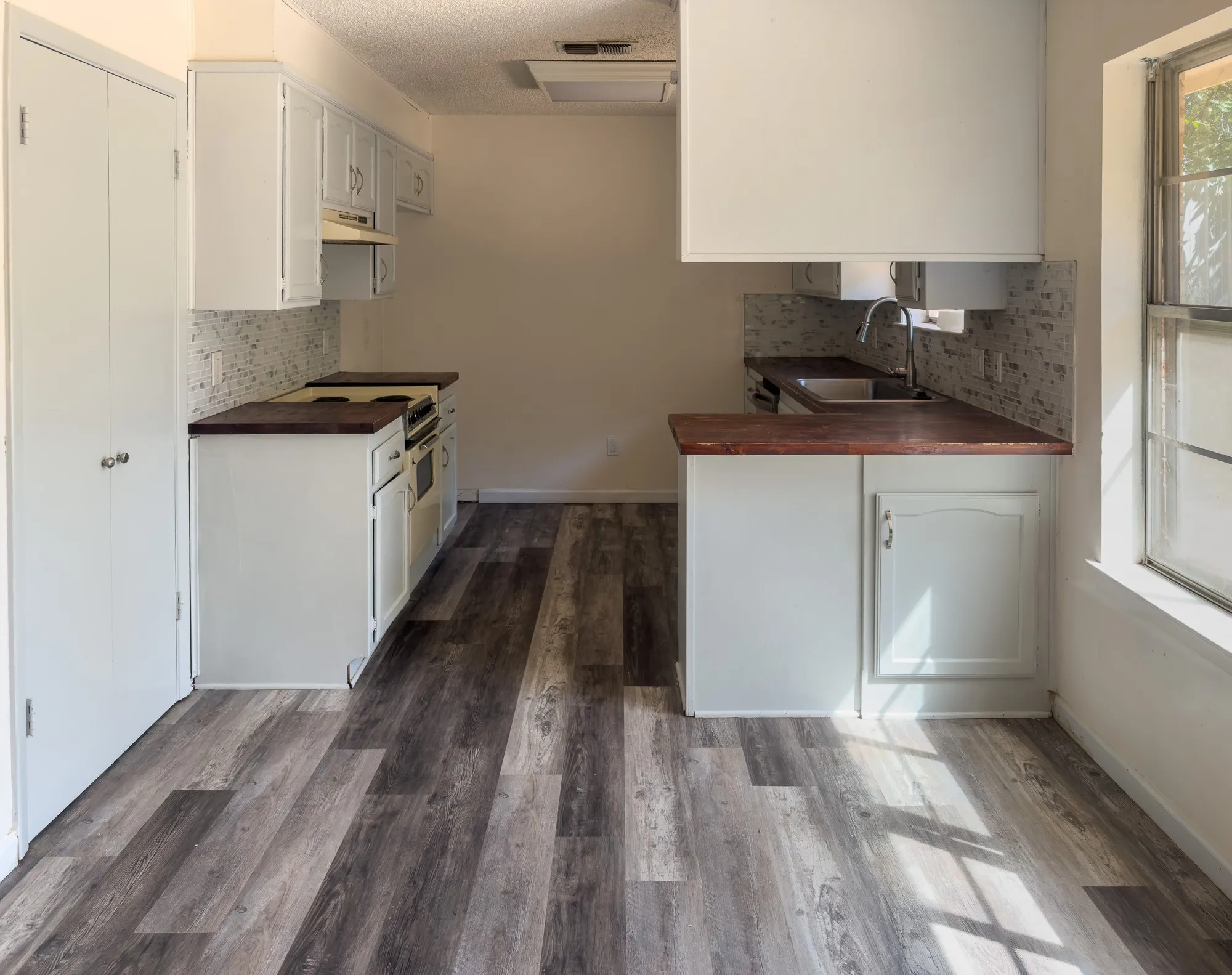 Single Family Residence For Sale in Palo Pinto County , 1516 NW 1st Avenue, Mineral Wells, Texas 76067, 4 Bedroom, 2 Bathroom, Garage spaces, 1,702 Sqft, built in 1975, mls#21353880, Real Estate Agent in Mineral Wells, Homes For Sale in Palo Pinto county, Homes For Sale in Mineral Wells, Realtor in Mineral Wells Texas, Real Estate Brokerage Independent Realty Texas, Luminita Cordes Realtor