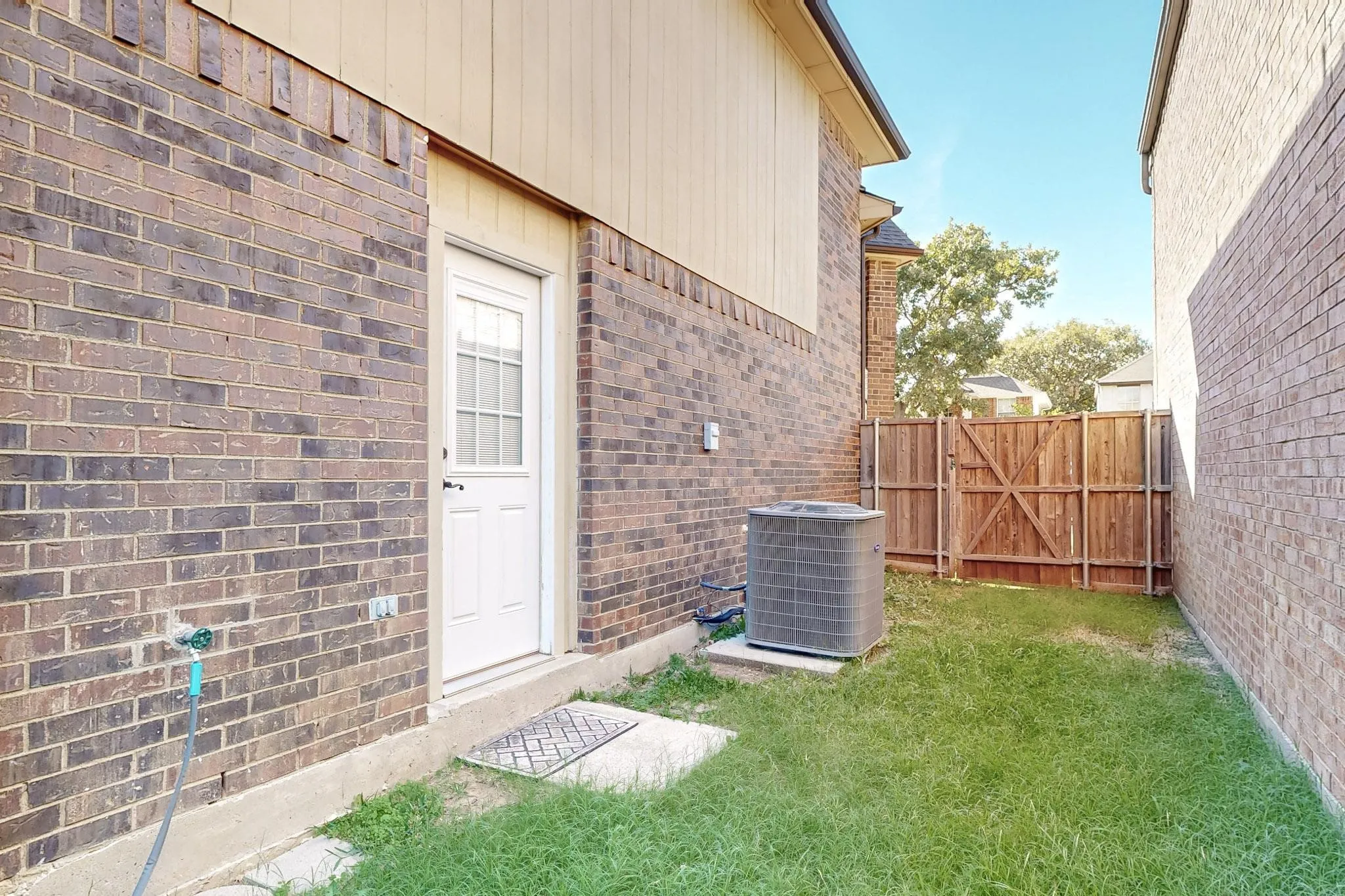 Single Family Residence For Rent in Collin County , 7936 Quest Court, Frisco, Texas 75035, 3 Bedrooms, 3 Bathrooms, 2 Garage spaces, 1,424 Sqft, built in 1992, Price $2,799, mls#21353890, Real Estate Agent in Frisco, Homes For Rent in Collin county, Homes For Rent in Frisco, Realtor in Frisco Texas, Real Estate Brokerage Independent Realty Texas, Luminita Cordes Realtor