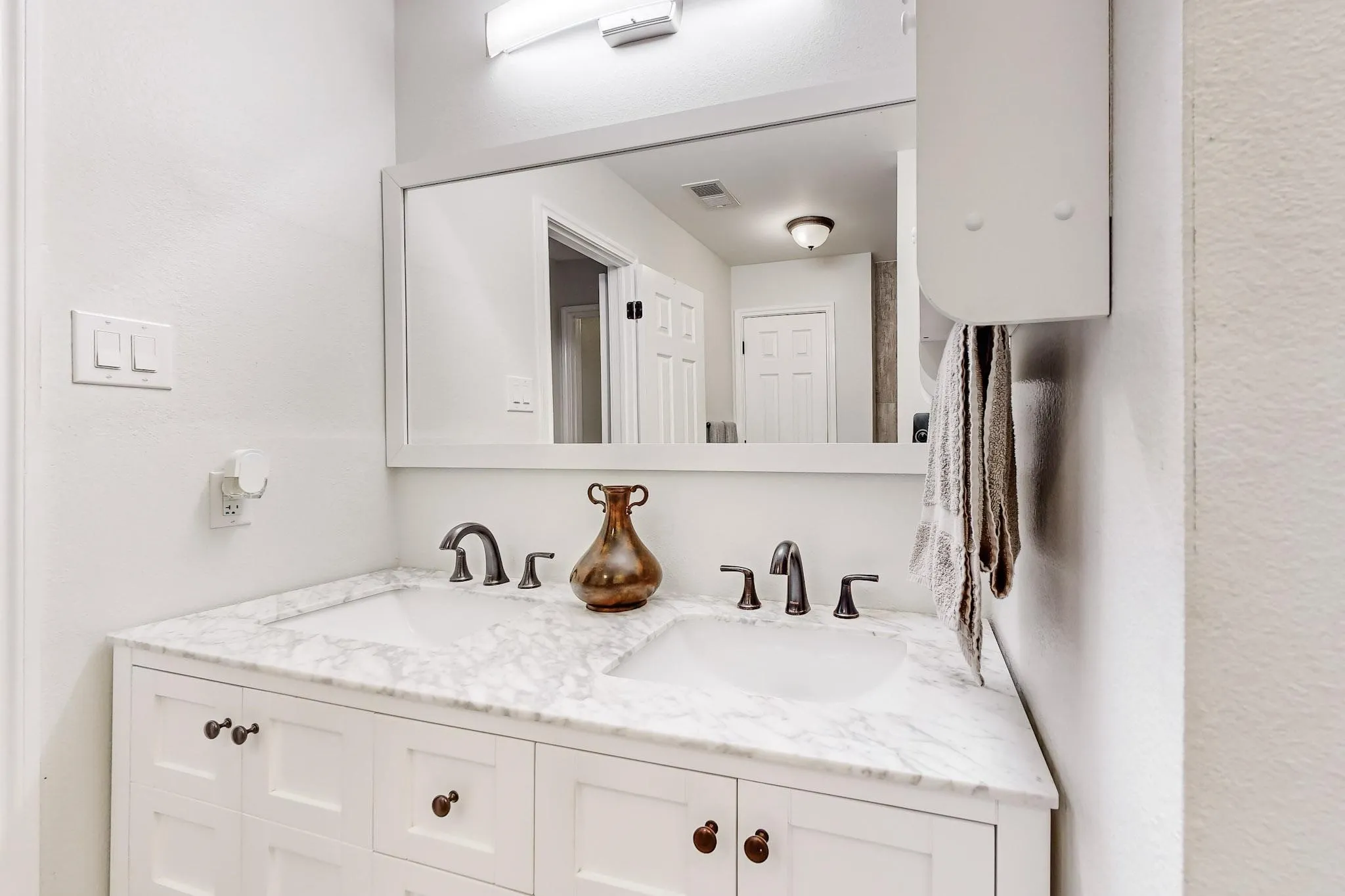 Single Family Residence For Rent in Collin County , 7936 Quest Court, Frisco, Texas 75035, 3 Bedrooms, 3 Bathrooms, 2 Garage spaces, 1,424 Sqft, built in 1992, Price $2,799, mls#21353890, Real Estate Agent in Frisco, Homes For Rent in Collin county, Homes For Rent in Frisco, Realtor in Frisco Texas, Real Estate Brokerage Independent Realty Texas, Luminita Cordes Realtor