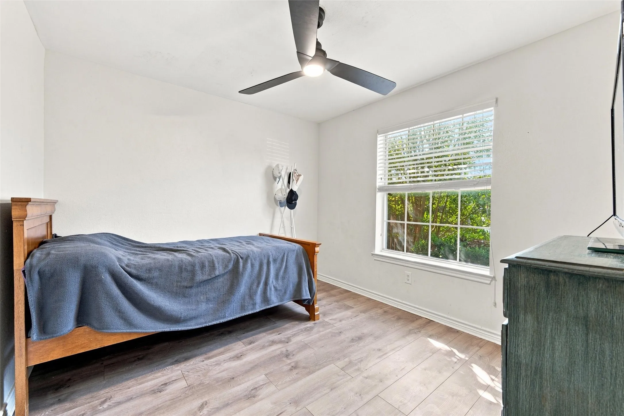 Single Family Residence For Sale in Hill County , 51 Circle Drive, Whitney, Texas 76692, 3 Bedroom, 2 Bathroom, 2 Garage spaces, 1,447 Sqft, built in 2002, mls#21350333, Real Estate Agent in Whitney, Homes For Sale in Hill county, Homes For Sale in Whitney, Realtor in Whitney Texas, Real Estate Brokerage Independent Realty Texas, Luminita Cordes Realtor