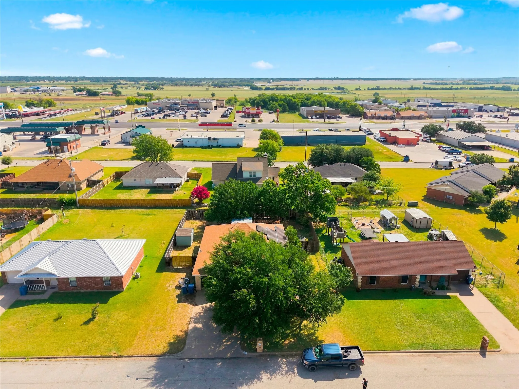 Single Family Residence For Sale in Hill County , 51 Circle Drive, Whitney, Texas 76692, 3 Bedroom, 2 Bathroom, 2 Garage spaces, 1,447 Sqft, built in 2002, mls#21350333, Real Estate Agent in Whitney, Homes For Sale in Hill county, Homes For Sale in Whitney, Realtor in Whitney Texas, Real Estate Brokerage Independent Realty Texas, Luminita Cordes Realtor
