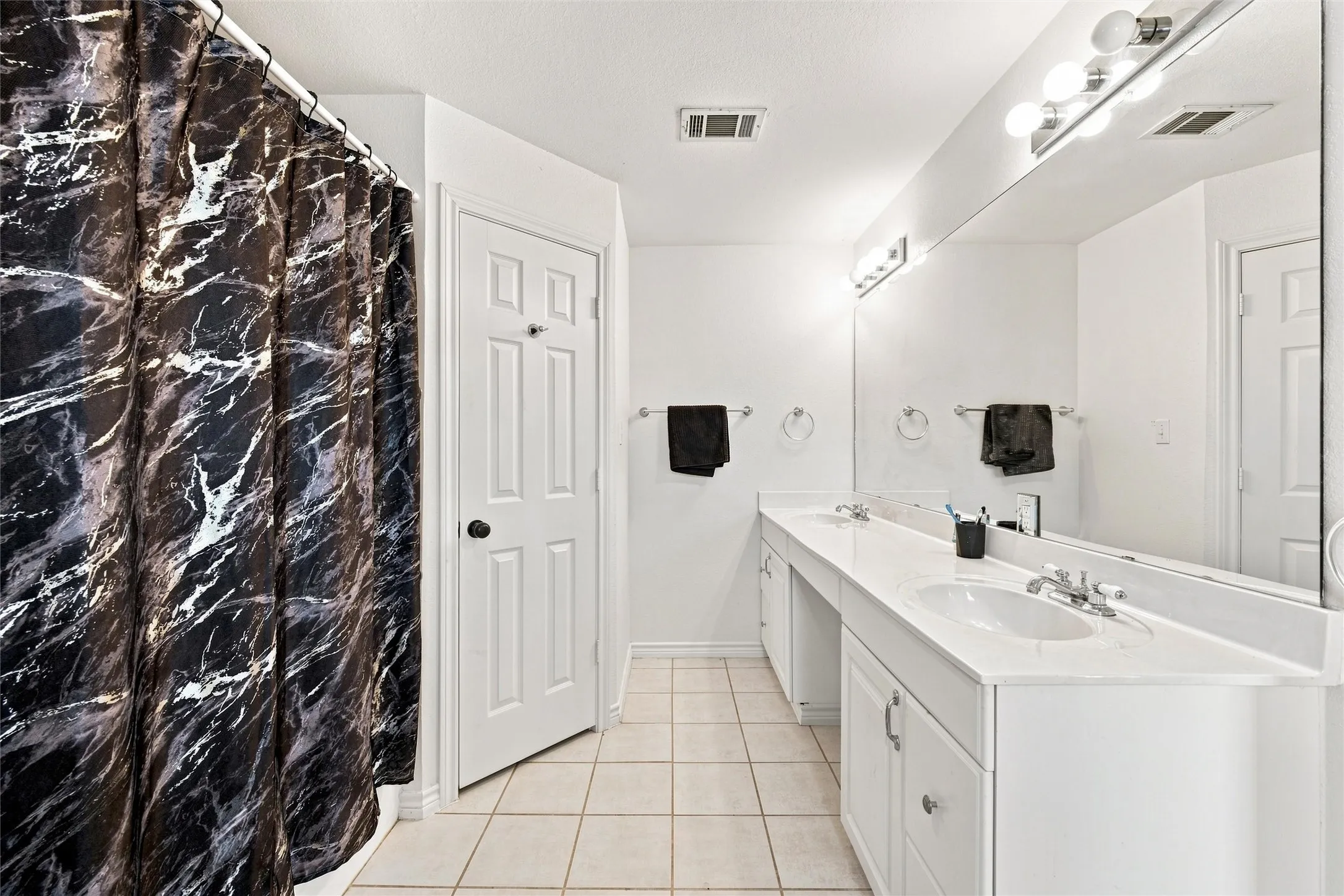 Single Family Residence For Sale in Hill County , 51 Circle Drive, Whitney, Texas 76692, 3 Bedroom, 2 Bathroom, 2 Garage spaces, 1,447 Sqft, built in 2002, mls#21350333, Real Estate Agent in Whitney, Homes For Sale in Hill county, Homes For Sale in Whitney, Realtor in Whitney Texas, Real Estate Brokerage Independent Realty Texas, Luminita Cordes Realtor