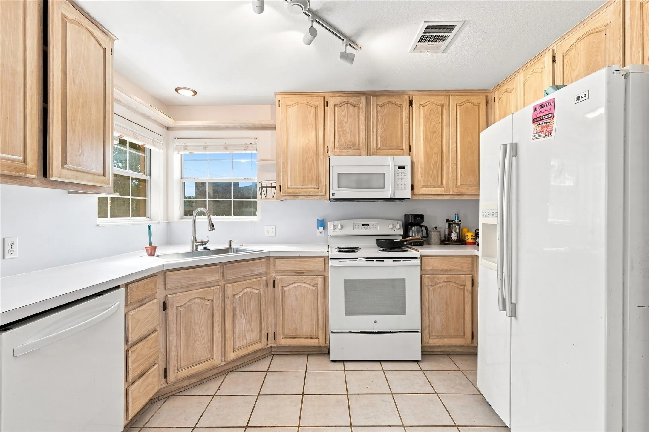 Single Family Residence For Sale in Hill County , 51 Circle Drive, Whitney, Texas 76692, 3 Bedroom, 2 Bathroom, 2 Garage spaces, 1,447 Sqft, built in 2002, mls#21350333, Real Estate Agent in Whitney, Homes For Sale in Hill county, Homes For Sale in Whitney, Realtor in Whitney Texas, Real Estate Brokerage Independent Realty Texas, Luminita Cordes Realtor