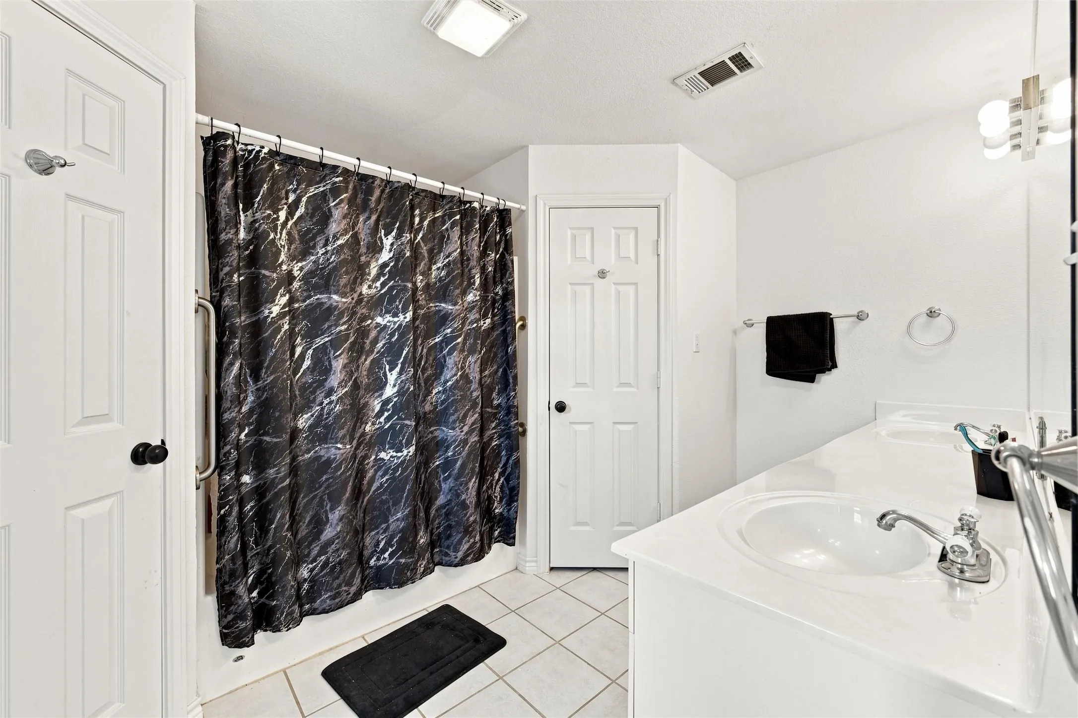 Single Family Residence For Sale in Hill County , 51 Circle Drive, Whitney, Texas 76692, 3 Bedroom, 2 Bathroom, 2 Garage spaces, 1,447 Sqft, built in 2002, mls#21350333, Real Estate Agent in Whitney, Homes For Sale in Hill county, Homes For Sale in Whitney, Realtor in Whitney Texas, Real Estate Brokerage Independent Realty Texas, Luminita Cordes Realtor