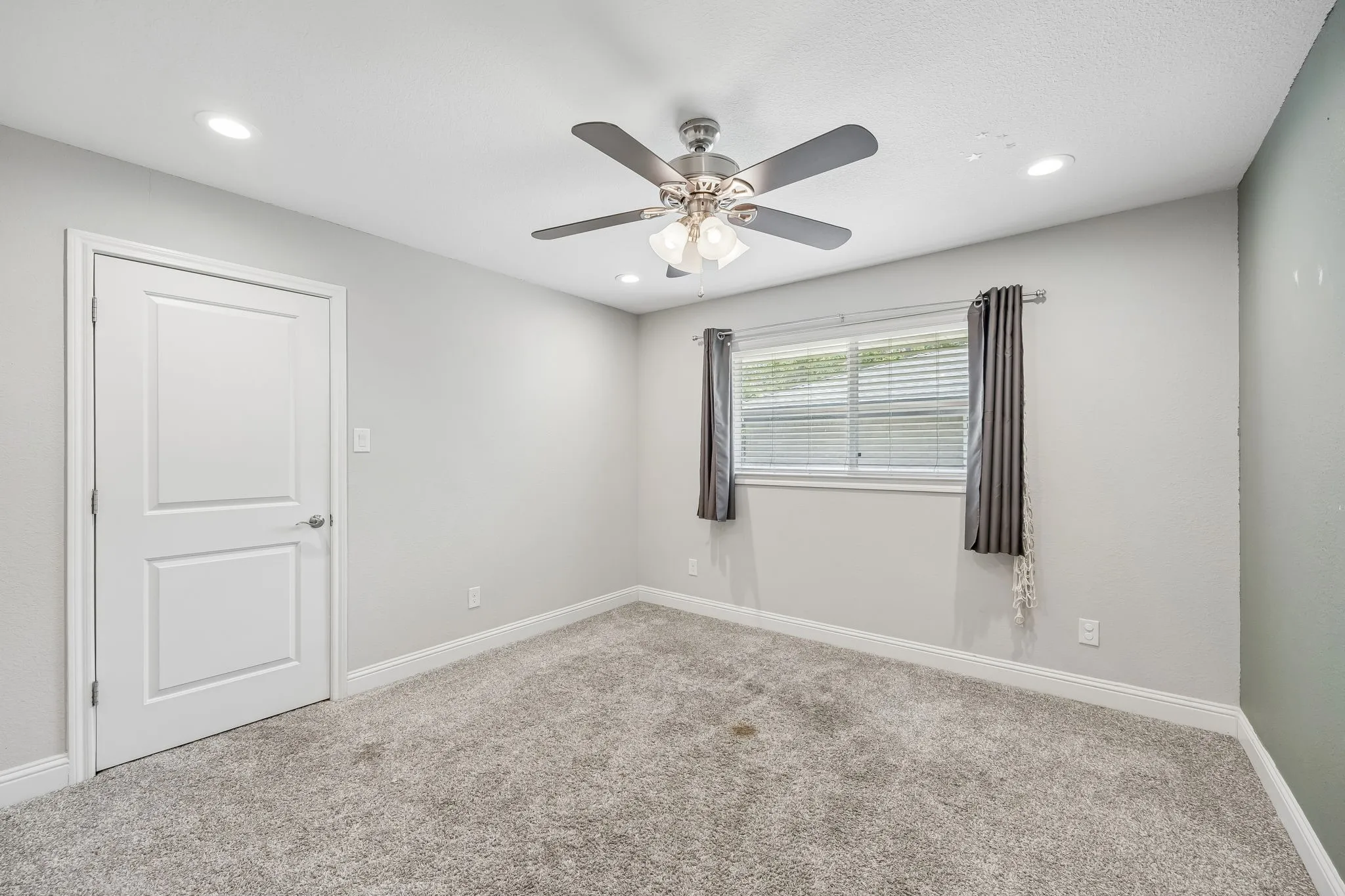 Single Family Residence For Rent in Dallas County , 10215 Dale Crest Drive, Dallas, Texas 75229, 4 Bedroom, 3 Bathroom, 2 Garage spaces, 2,641 Sqft, built in 1965, mls#21353666, Real Estate Agent in Dallas, Homes For Rent in Dallas county, Homes For Rent in Dallas, Realtor in Dallas Texas, Real Estate Brokerage Independent Realty Texas, Luminita Cordes Realtor