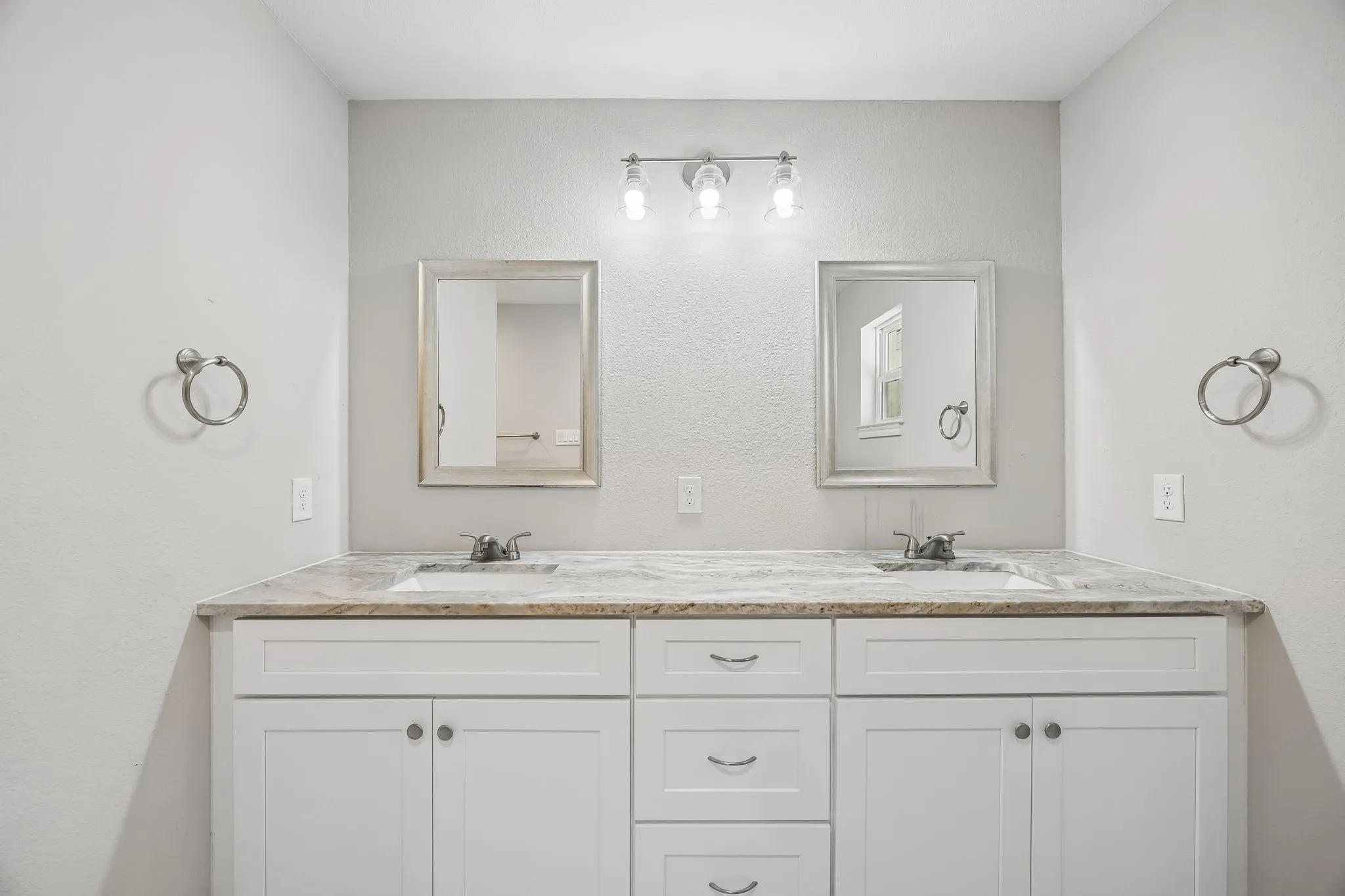 Single Family Residence For Rent in Dallas County , 10215 Dale Crest Drive, Dallas, Texas 75229, 4 Bedroom, 3 Bathroom, 2 Garage spaces, 2,641 Sqft, built in 1965, mls#21353666, Real Estate Agent in Dallas, Homes For Rent in Dallas county, Homes For Rent in Dallas, Realtor in Dallas Texas, Real Estate Brokerage Independent Realty Texas, Luminita Cordes Realtor