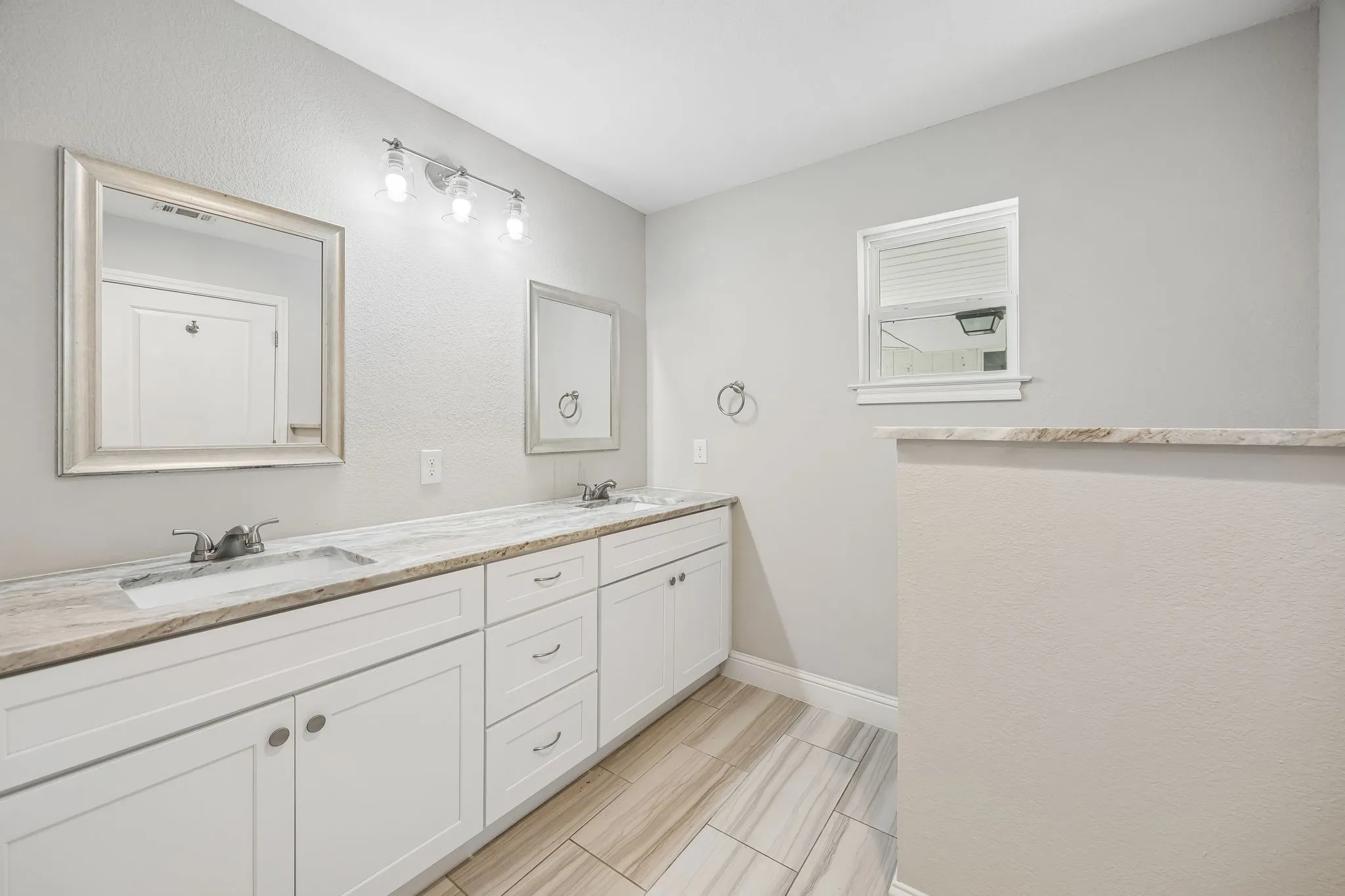 Single Family Residence For Rent in Dallas County , 10215 Dale Crest Drive, Dallas, Texas 75229, 4 Bedroom, 3 Bathroom, 2 Garage spaces, 2,641 Sqft, built in 1965, mls#21353666, Real Estate Agent in Dallas, Homes For Rent in Dallas county, Homes For Rent in Dallas, Realtor in Dallas Texas, Real Estate Brokerage Independent Realty Texas, Luminita Cordes Realtor