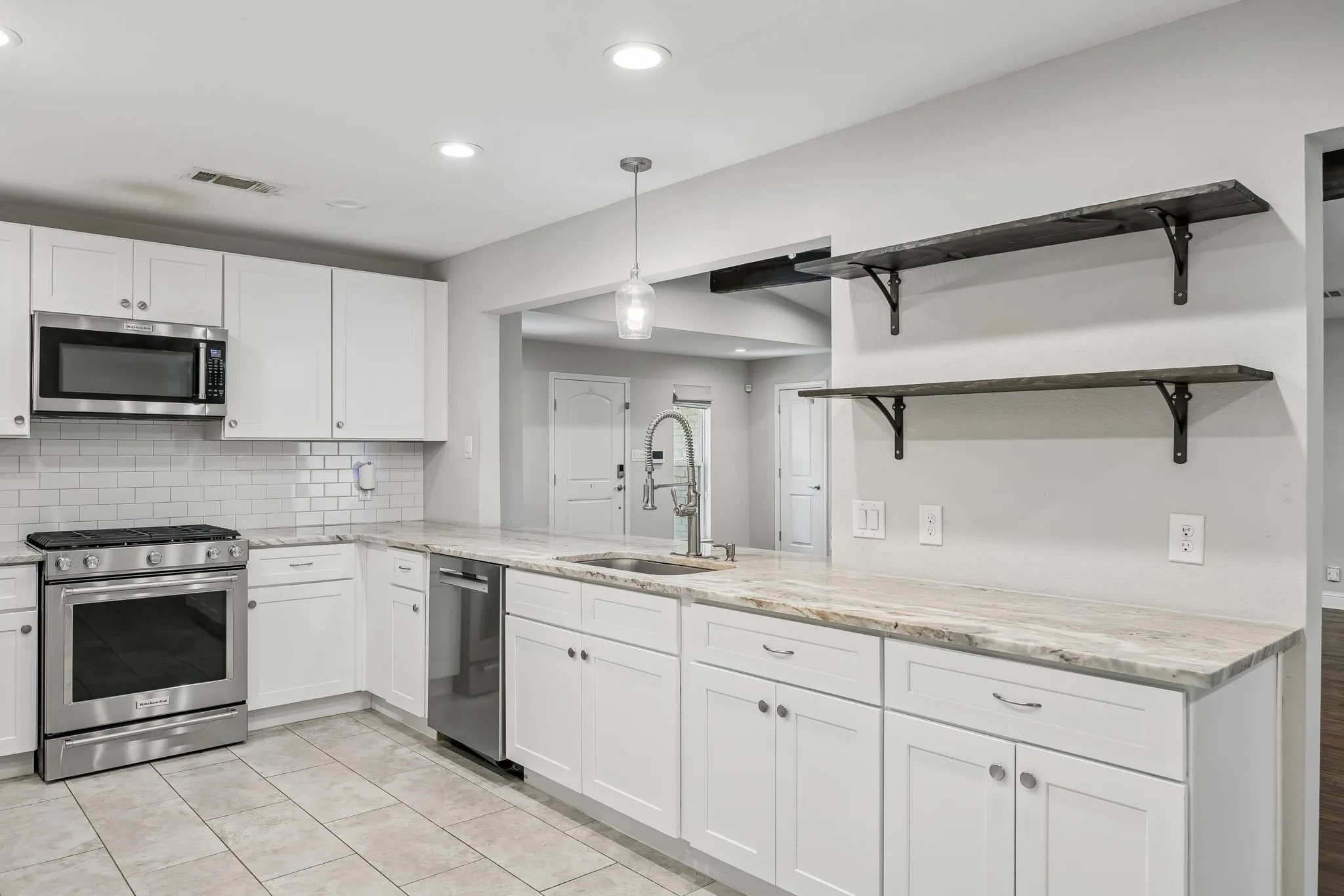 Single Family Residence For Rent in Dallas County , 10215 Dale Crest Drive, Dallas, Texas 75229, 4 Bedroom, 3 Bathroom, 2 Garage spaces, 2,641 Sqft, built in 1965, mls#21353666, Real Estate Agent in Dallas, Homes For Rent in Dallas county, Homes For Rent in Dallas, Realtor in Dallas Texas, Real Estate Brokerage Independent Realty Texas, Luminita Cordes Realtor