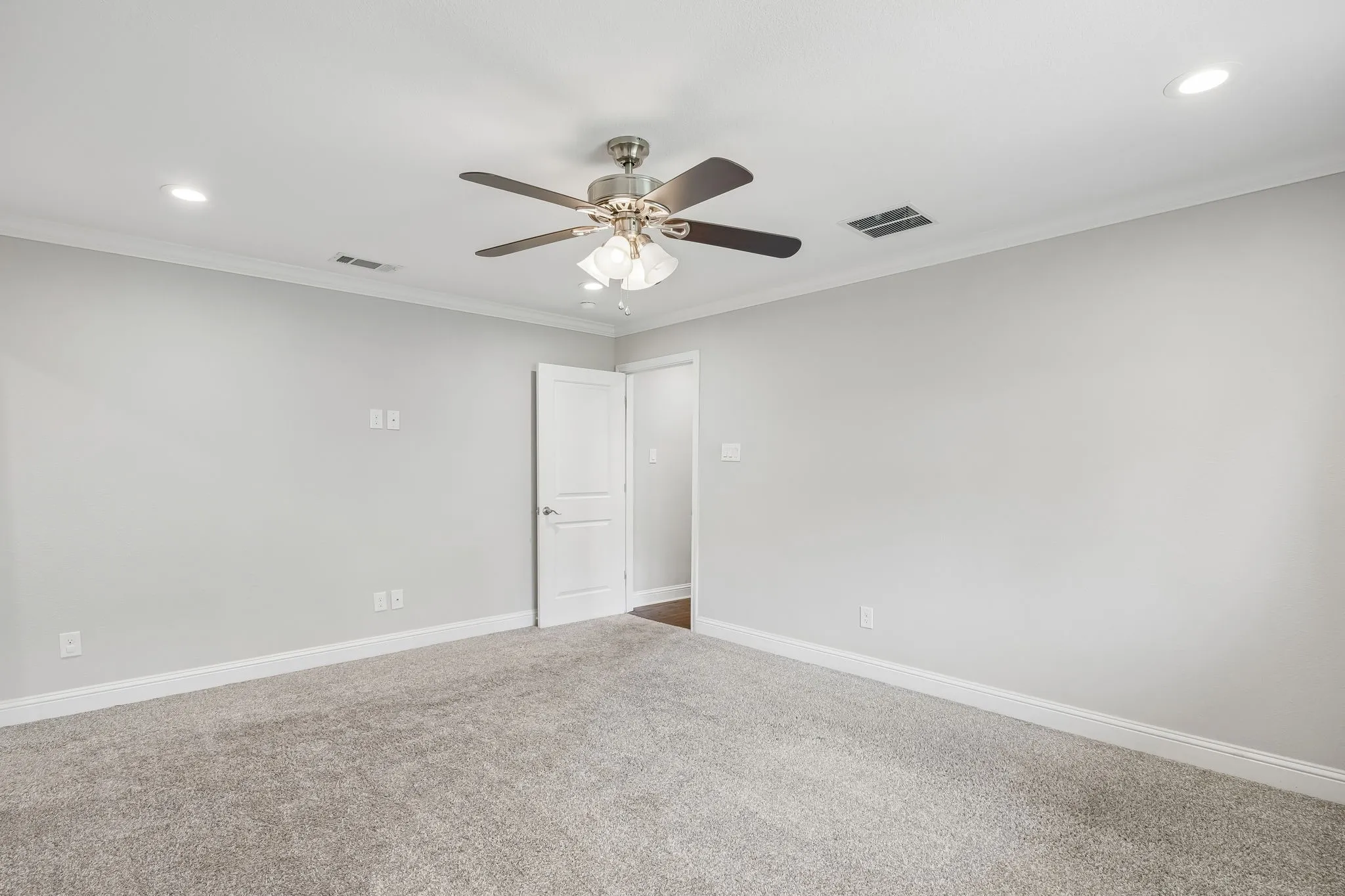 Single Family Residence For Rent in Dallas County , 10215 Dale Crest Drive, Dallas, Texas 75229, 4 Bedroom, 3 Bathroom, 2 Garage spaces, 2,641 Sqft, built in 1965, mls#21353666, Real Estate Agent in Dallas, Homes For Rent in Dallas county, Homes For Rent in Dallas, Realtor in Dallas Texas, Real Estate Brokerage Independent Realty Texas, Luminita Cordes Realtor