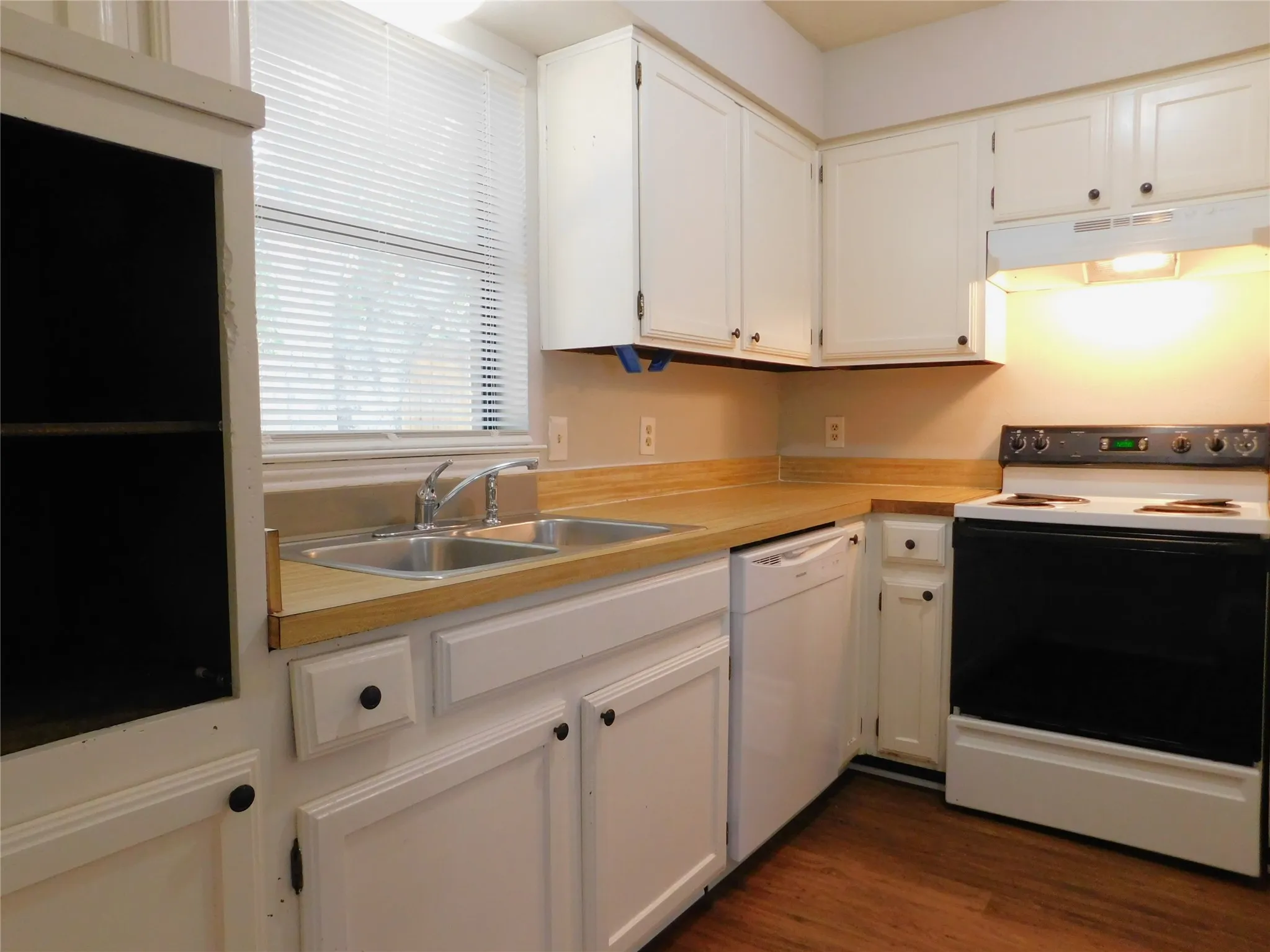 Duplex For Rent in Denton County , 3305 Gardenview Circle, Denton, Texas 76207, 2 Bedroom, 2 Bathroom, Garage spaces, 901 Sqft, built in 1983, mls#21353830, Real Estate Agent in Denton, Homes For Rent in Denton county, Homes For Rent in Denton, Realtor in Denton Texas, Real Estate Brokerage Independent Realty Texas, Luminita Cordes Realtor