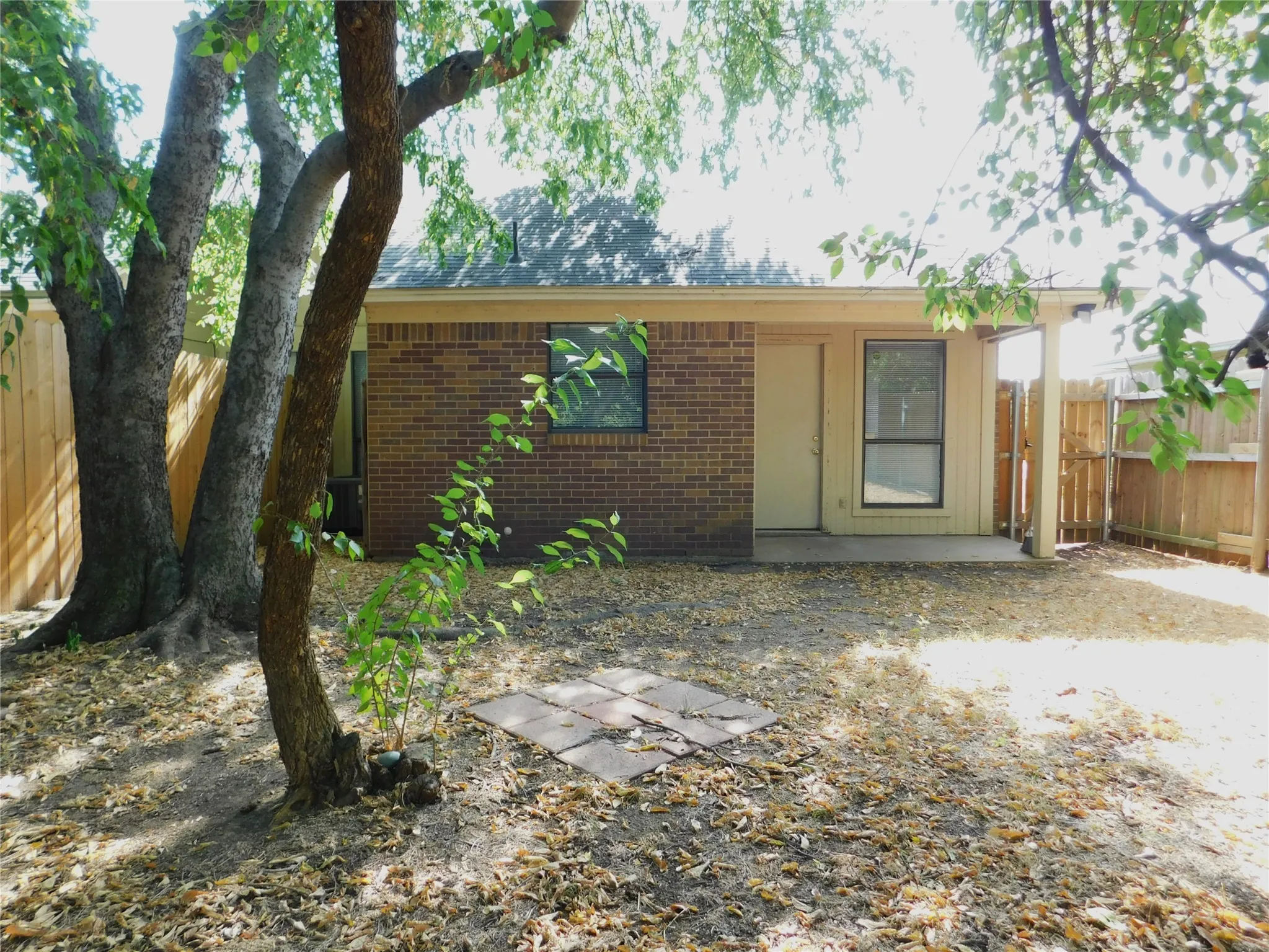Duplex For Rent in Denton County , 3305 Gardenview Circle, Denton, Texas 76207, 2 Bedroom, 2 Bathroom, Garage spaces, 901 Sqft, built in 1983, mls#21353830, Real Estate Agent in Denton, Homes For Rent in Denton county, Homes For Rent in Denton, Realtor in Denton Texas, Real Estate Brokerage Independent Realty Texas, Luminita Cordes Realtor