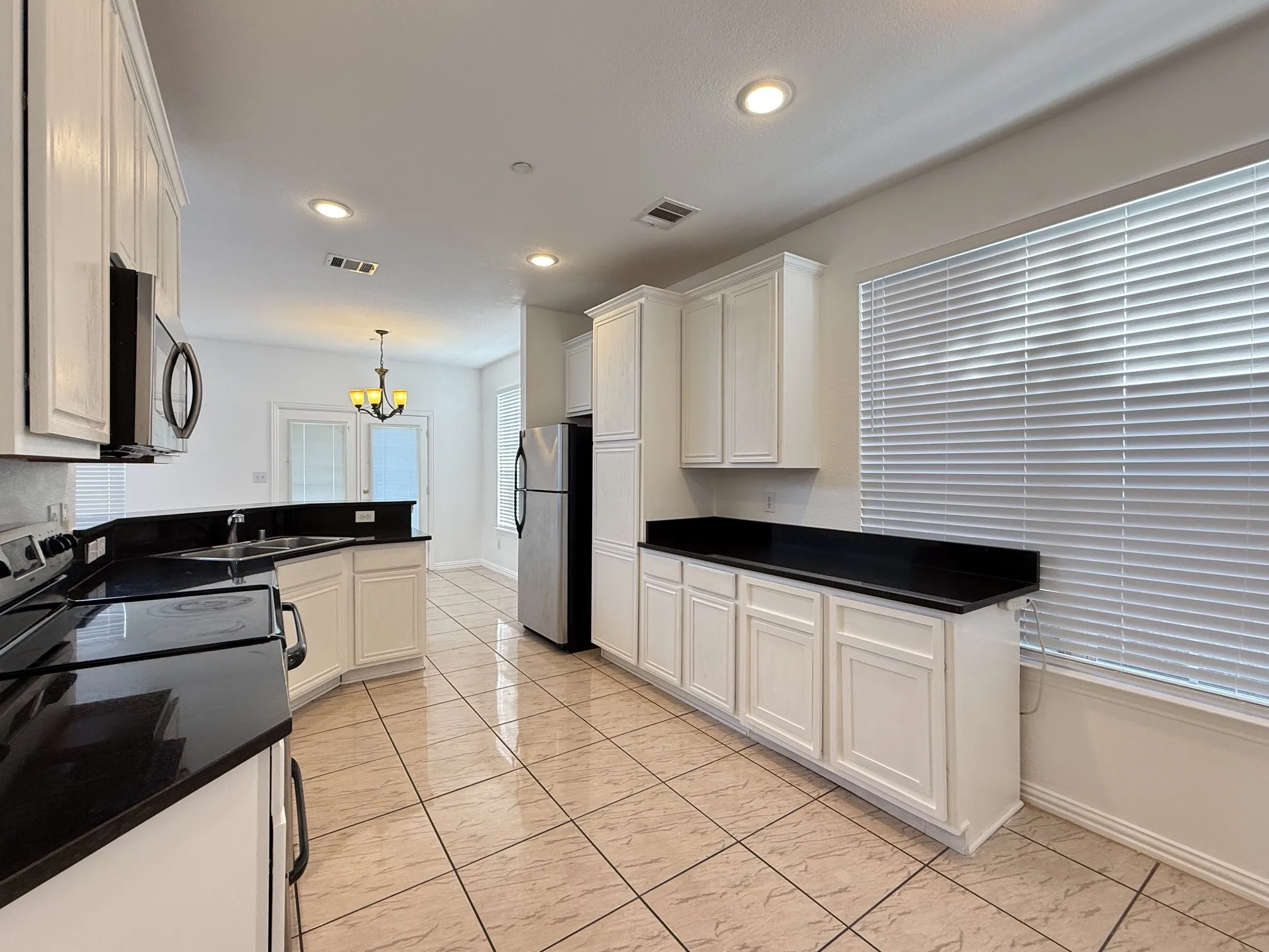 Townhouse For Sale in Collin County , 941 Englewood Lane, Plano, Texas 75025, 2 Bedroom, 3 Bathroom, 2 Garage spaces, 1,535 Sqft, built in 2000, mls#21328999, Real Estate Agent in Plano, Homes For Sale in Collin county, Homes For Sale in Plano, Realtor in Plano Texas, Real Estate Brokerage Independent Realty Texas, Luminita Cordes Realtor