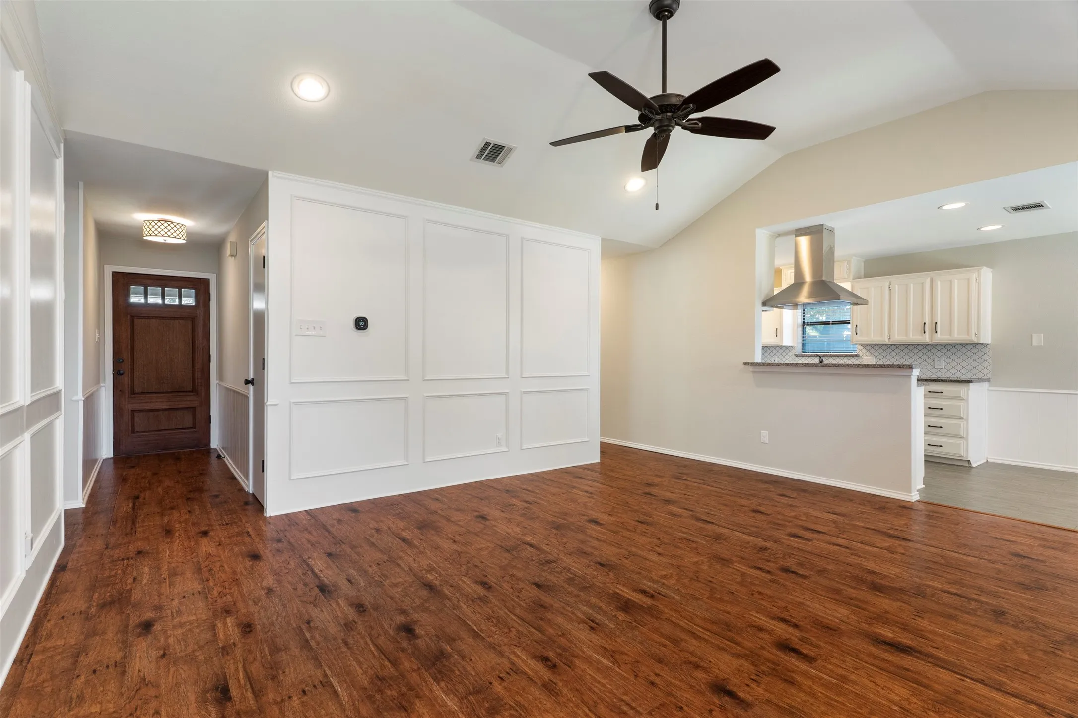 Single Family Residence For Sale in Tarrant County , 3013 Panhandle, Grapevine, Texas 76051, 3 Bedroom, 2 Bathroom, 2 Garage spaces, 1,328 Sqft, built in 1984, mls#21353794, Real Estate Agent in Grapevine, Homes For Sale in Tarrant county, Homes For Sale in Grapevine, Realtor in Grapevine Texas, Real Estate Brokerage Independent Realty Texas, Luminita Cordes Realtor