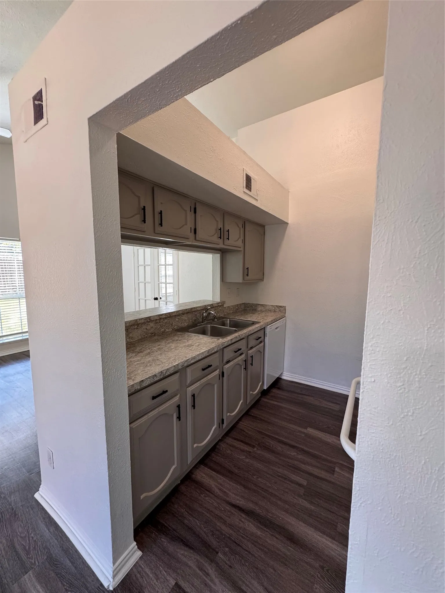 Single Family Residence For Rent in Denton County , 7512 Independence Drive, The Colony, Texas 75056, 3 Bedroom, 1 Bathroom, 1 Garage spaces, 1,086 Sqft, built in 1982, mls#21353912, Real Estate Agent in The Colony, Homes For Rent in Denton county, Homes For Rent in The Colony, Realtor in The Colony Texas, Real Estate Brokerage Independent Realty Texas, Luminita Cordes Realtor
