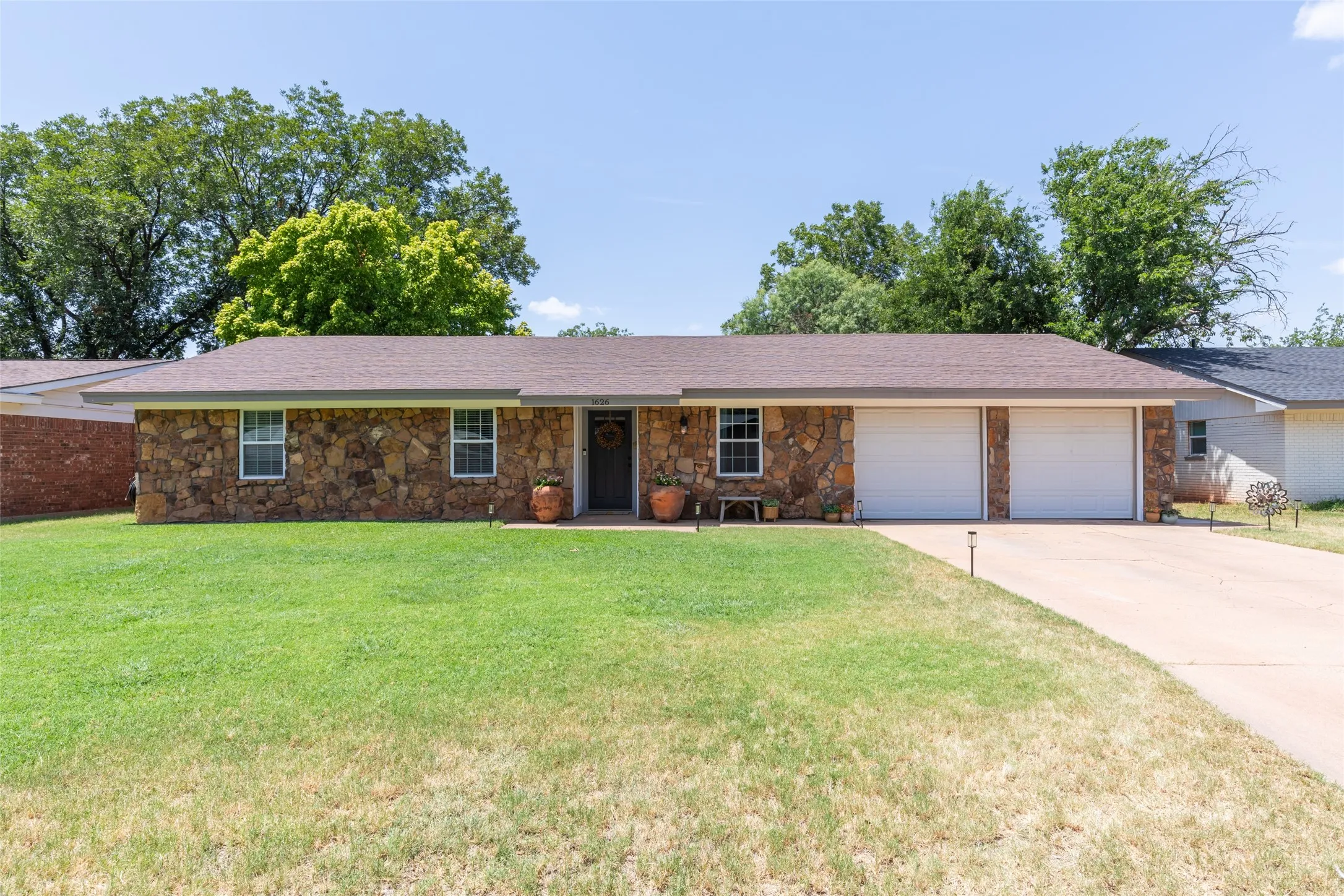 Single Family Residence For Sale in Taylor County , 1626 Marsalis Drive, Abilene, Texas 79603, 3 Bedroom, 2 Bathroom, 2 Garage spaces, 1,590 Sqft, built in 1963, mls#21353741, Real Estate Agent in Abilene, Homes For Sale in Taylor county, Homes For Sale in Abilene, Realtor in Abilene Texas, Real Estate Brokerage Independent Realty Texas, Luminita Cordes Realtor