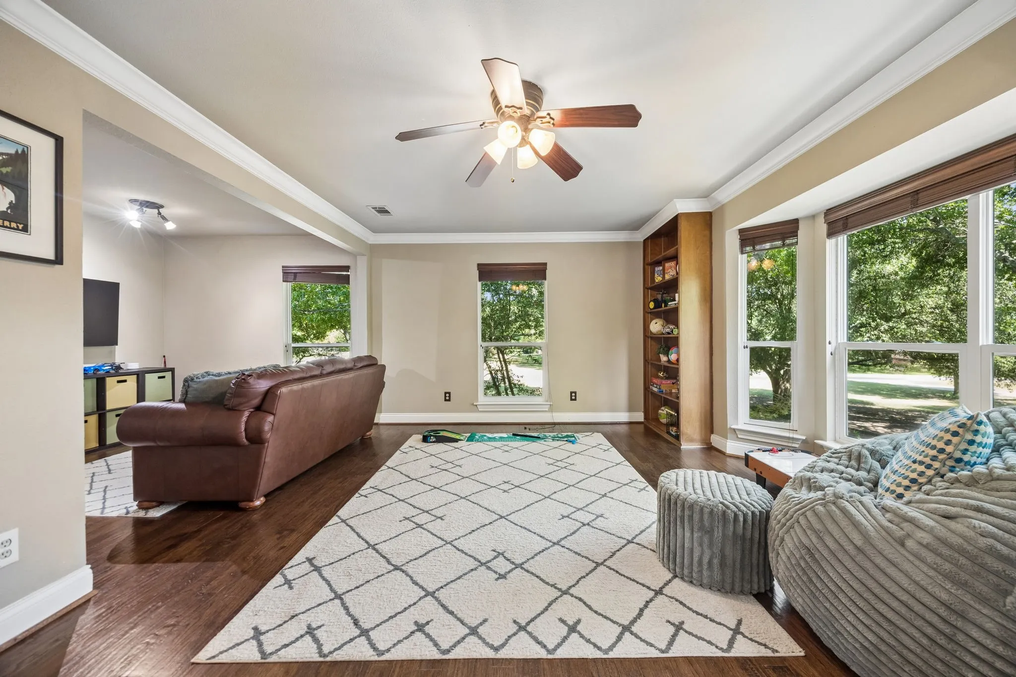 Large room up that can be a game room or office space