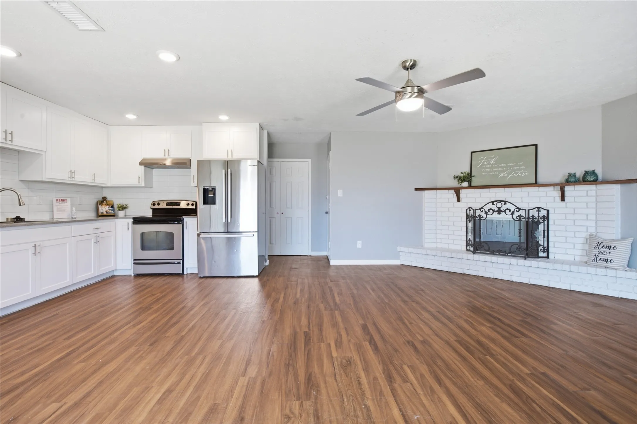 Single Family Residence For Sale in Denton County , 5661 Pearce Street, The Colony, Texas 75056, 3 Bedroom, 2 Bathroom, 1 Garage spaces, 1,379 Sqft, built in 1980, mls#21353921, Real Estate Agent in The Colony, Homes For Sale in Denton county, Homes For Sale in The Colony, Realtor in The Colony Texas, Real Estate Brokerage Independent Realty Texas, Luminita Cordes Realtor