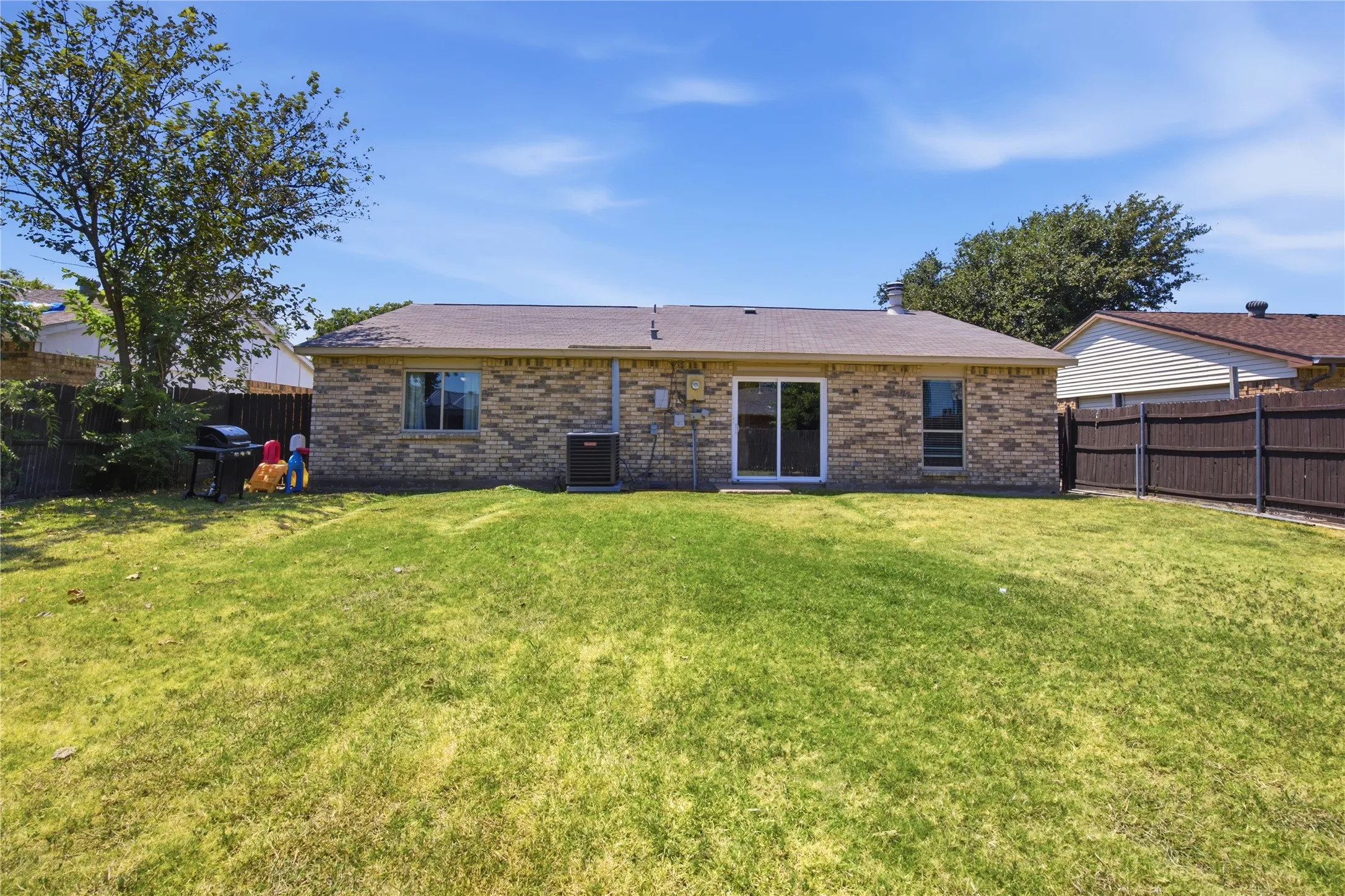 Single Family Residence For Sale in Denton County , 5661 Pearce Street, The Colony, Texas 75056, 3 Bedroom, 2 Bathroom, 1 Garage spaces, 1,379 Sqft, built in 1980, mls#21353921, Real Estate Agent in The Colony, Homes For Sale in Denton county, Homes For Sale in The Colony, Realtor in The Colony Texas, Real Estate Brokerage Independent Realty Texas, Luminita Cordes Realtor