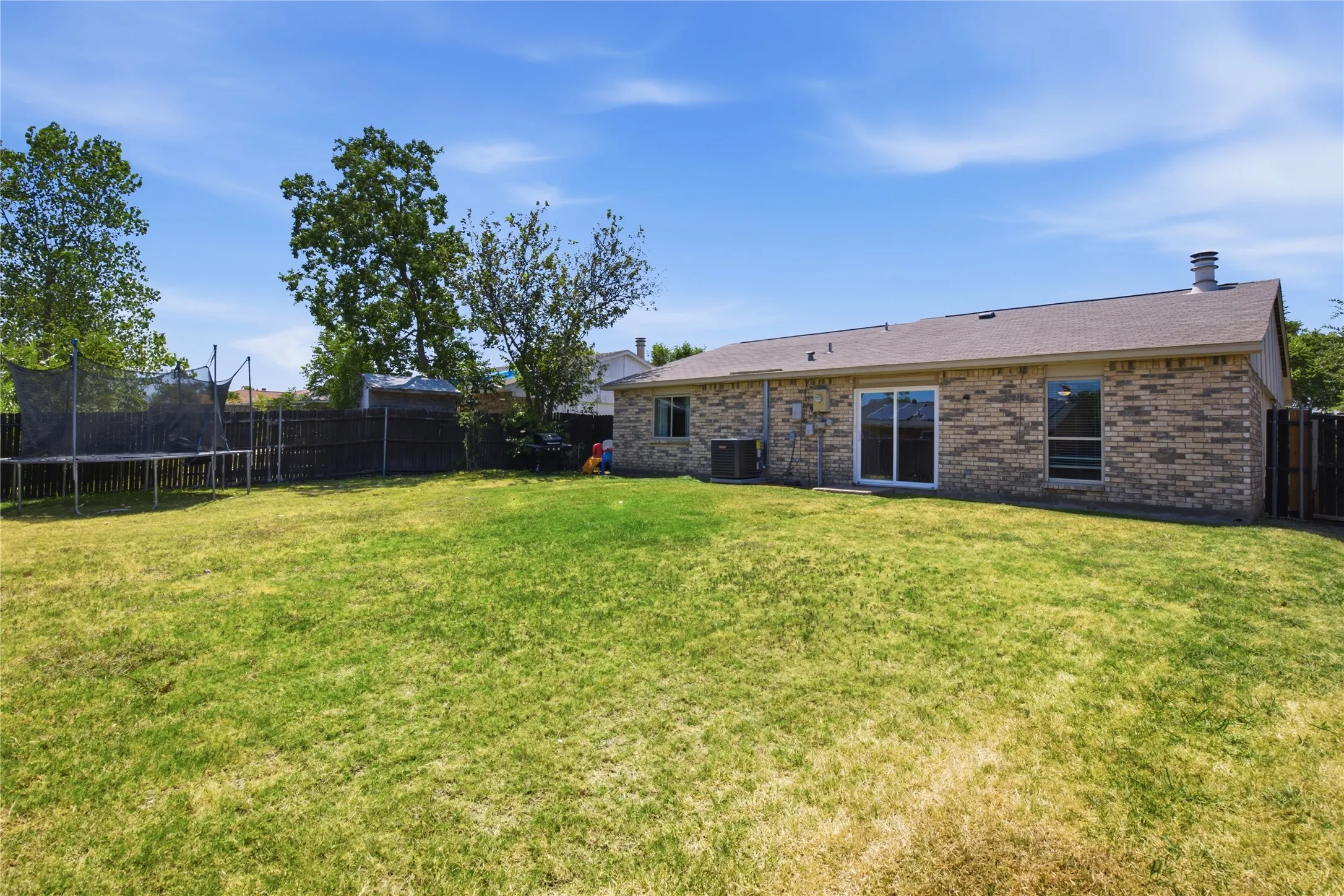 Single Family Residence For Sale in Denton County , 5661 Pearce Street, The Colony, Texas 75056, 3 Bedroom, 2 Bathroom, 1 Garage spaces, 1,379 Sqft, built in 1980, mls#21353921, Real Estate Agent in The Colony, Homes For Sale in Denton county, Homes For Sale in The Colony, Realtor in The Colony Texas, Real Estate Brokerage Independent Realty Texas, Luminita Cordes Realtor
