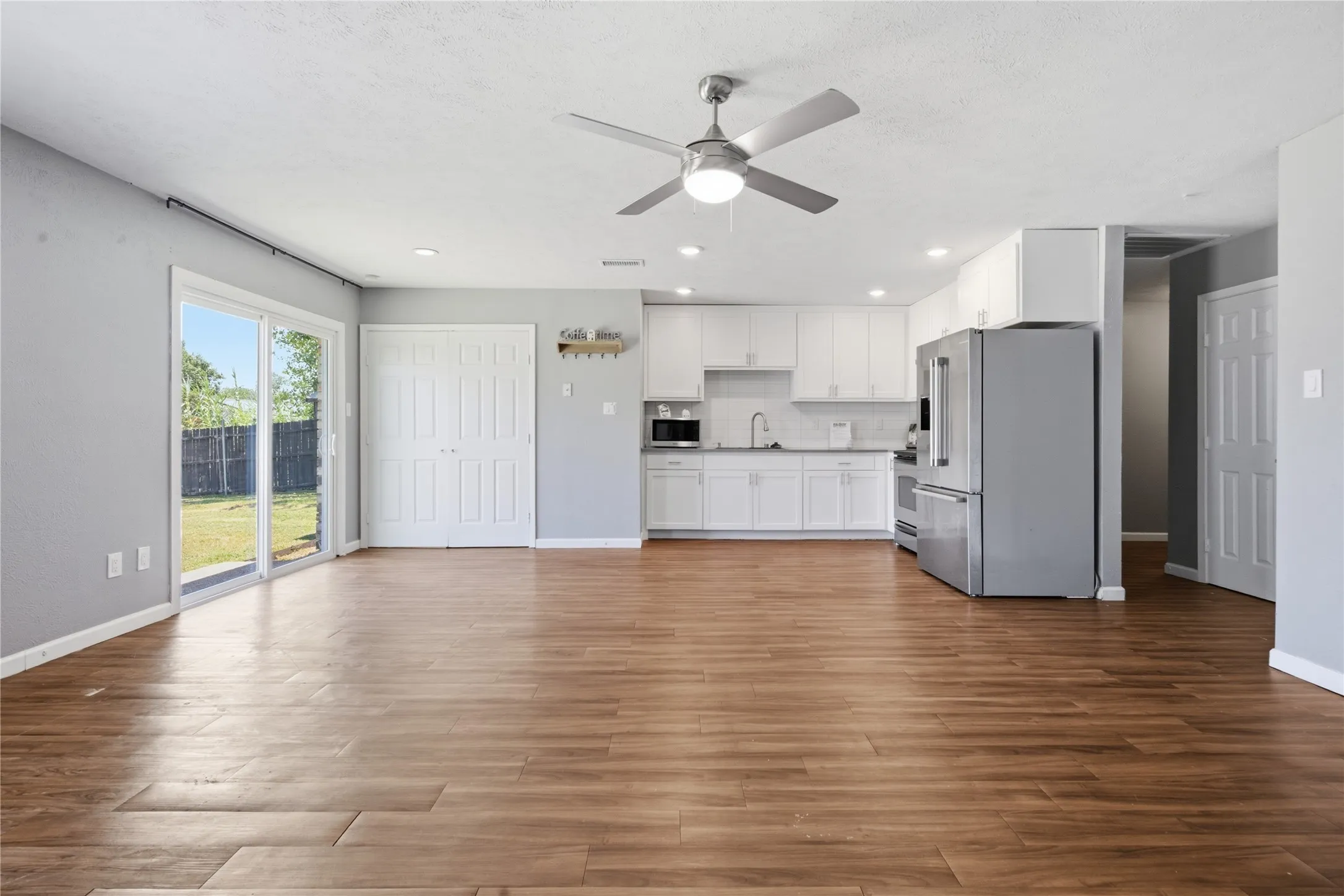 Single Family Residence For Sale in Denton County , 5661 Pearce Street, The Colony, Texas 75056, 3 Bedroom, 2 Bathroom, 1 Garage spaces, 1,379 Sqft, built in 1980, mls#21353921, Real Estate Agent in The Colony, Homes For Sale in Denton county, Homes For Sale in The Colony, Realtor in The Colony Texas, Real Estate Brokerage Independent Realty Texas, Luminita Cordes Realtor