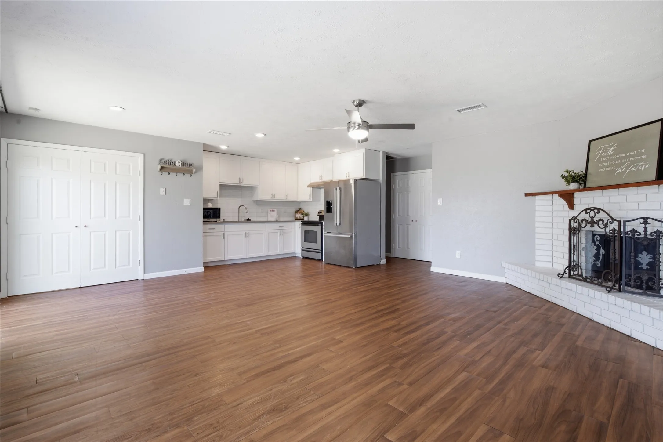 Single Family Residence For Sale in Denton County , 5661 Pearce Street, The Colony, Texas 75056, 3 Bedroom, 2 Bathroom, 1 Garage spaces, 1,379 Sqft, built in 1980, mls#21353921, Real Estate Agent in The Colony, Homes For Sale in Denton county, Homes For Sale in The Colony, Realtor in The Colony Texas, Real Estate Brokerage Independent Realty Texas, Luminita Cordes Realtor