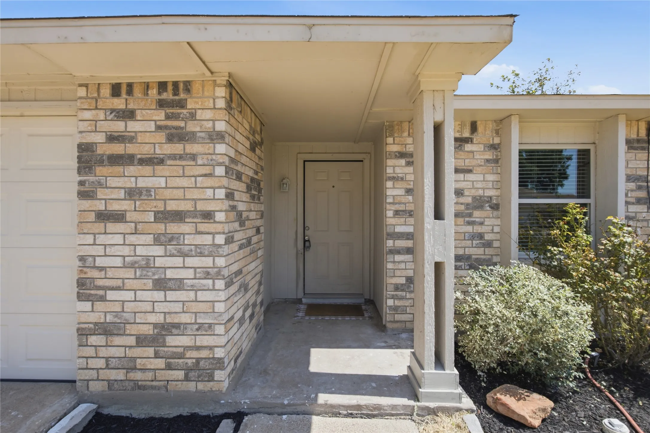 Single Family Residence For Sale in Denton County , 5661 Pearce Street, The Colony, Texas 75056, 3 Bedroom, 2 Bathroom, 1 Garage spaces, 1,379 Sqft, built in 1980, mls#21353921, Real Estate Agent in The Colony, Homes For Sale in Denton county, Homes For Sale in The Colony, Realtor in The Colony Texas, Real Estate Brokerage Independent Realty Texas, Luminita Cordes Realtor