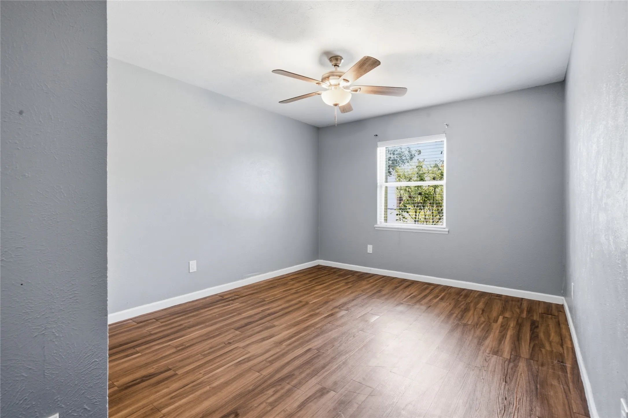 Single Family Residence For Sale in Denton County , 5661 Pearce Street, The Colony, Texas 75056, 3 Bedroom, 2 Bathroom, 1 Garage spaces, 1,379 Sqft, built in 1980, mls#21353921, Real Estate Agent in The Colony, Homes For Sale in Denton county, Homes For Sale in The Colony, Realtor in The Colony Texas, Real Estate Brokerage Independent Realty Texas, Luminita Cordes Realtor
