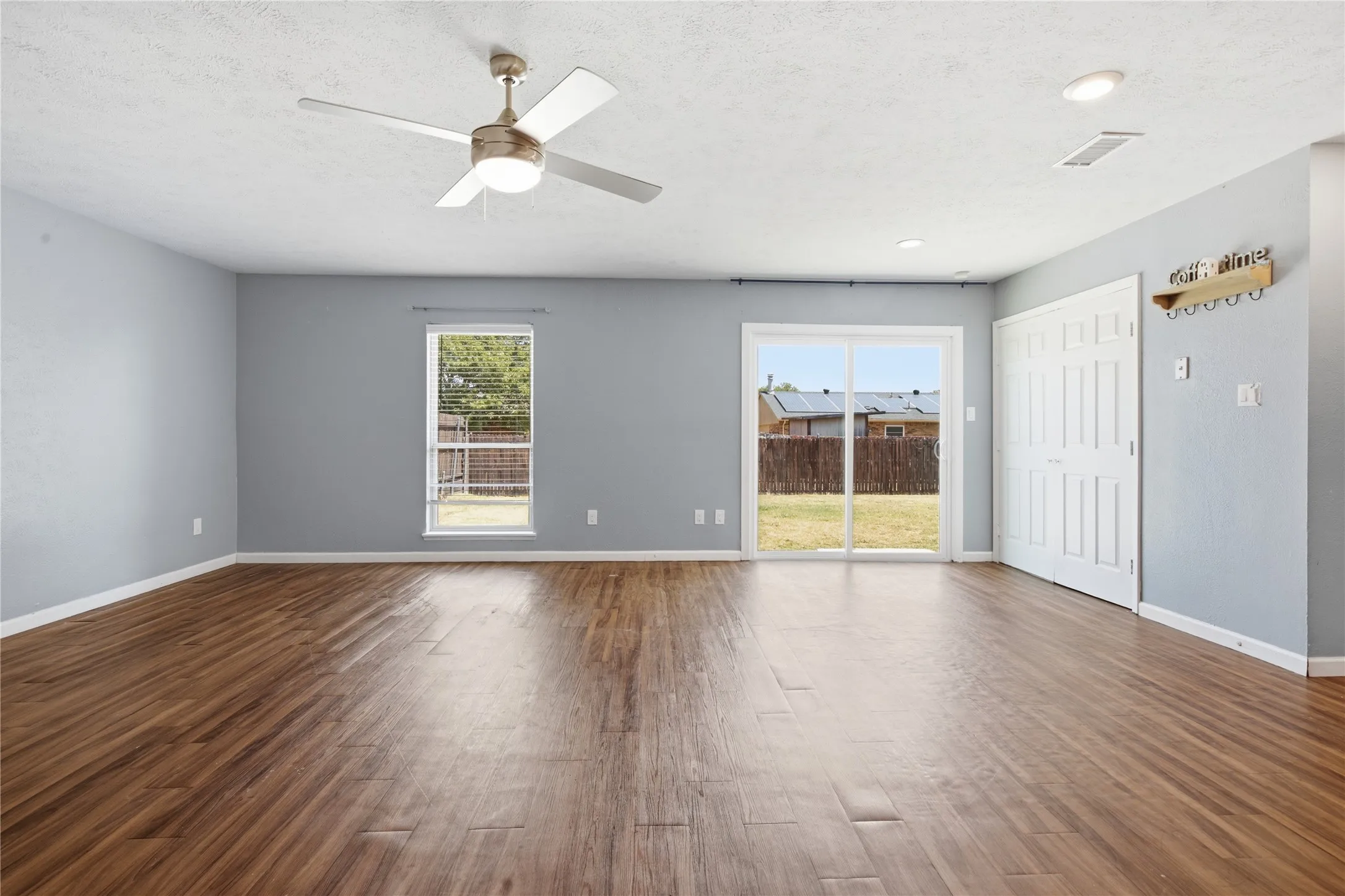 Single Family Residence For Sale in Denton County , 5661 Pearce Street, The Colony, Texas 75056, 3 Bedroom, 2 Bathroom, 1 Garage spaces, 1,379 Sqft, built in 1980, mls#21353921, Real Estate Agent in The Colony, Homes For Sale in Denton county, Homes For Sale in The Colony, Realtor in The Colony Texas, Real Estate Brokerage Independent Realty Texas, Luminita Cordes Realtor