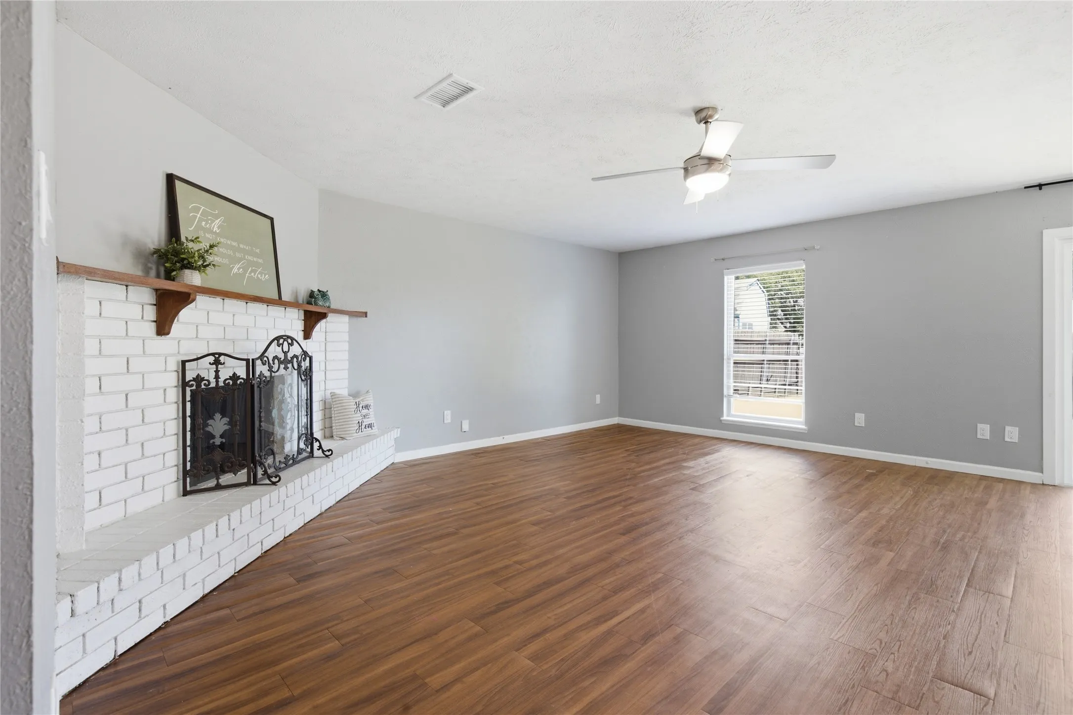 Single Family Residence For Sale in Denton County , 5661 Pearce Street, The Colony, Texas 75056, 3 Bedroom, 2 Bathroom, 1 Garage spaces, 1,379 Sqft, built in 1980, mls#21353921, Real Estate Agent in The Colony, Homes For Sale in Denton county, Homes For Sale in The Colony, Realtor in The Colony Texas, Real Estate Brokerage Independent Realty Texas, Luminita Cordes Realtor
