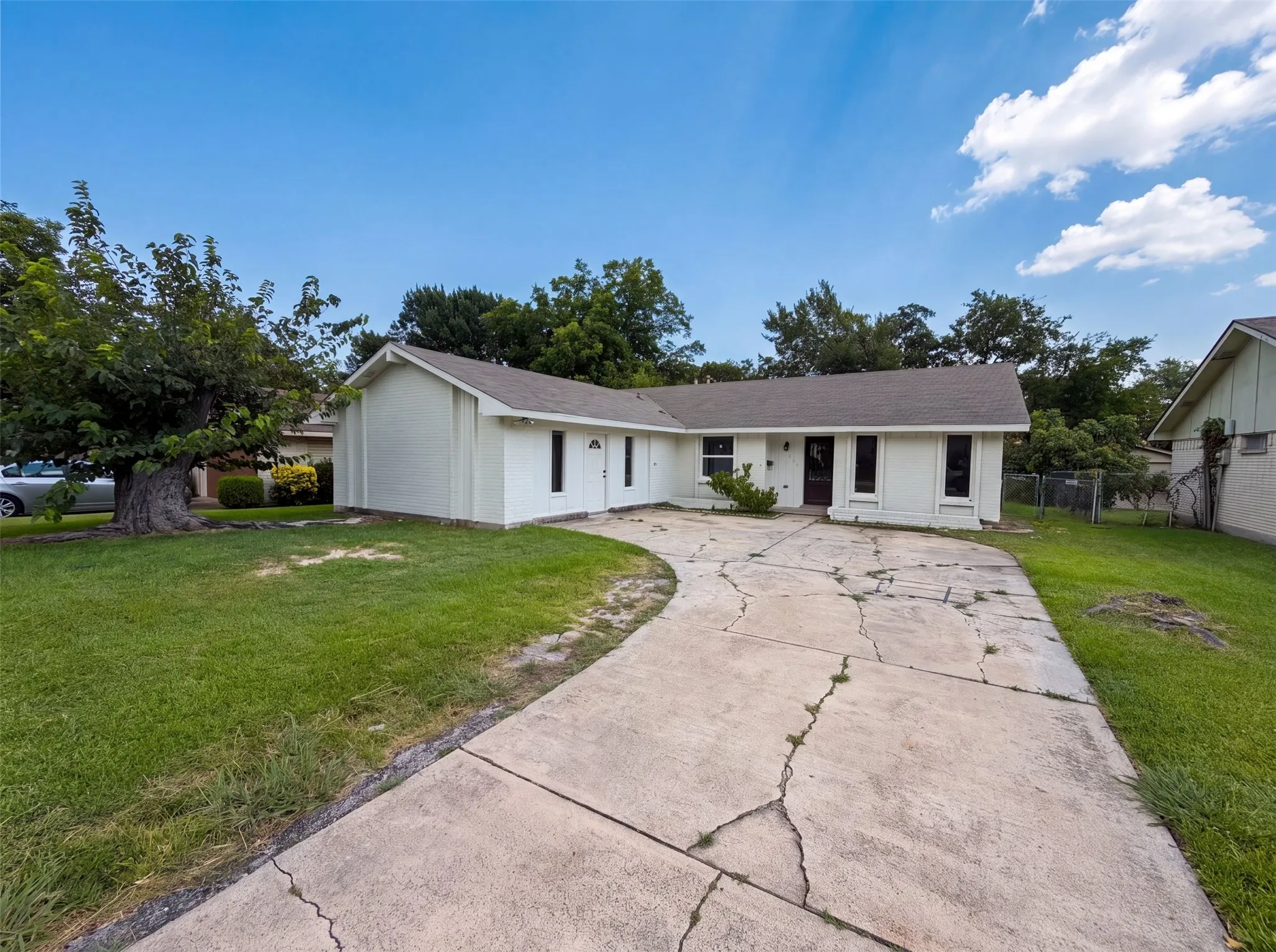 Single Family Residence For Sale in Dallas County , 414 Meadowhill Drive, Garland, Texas 75043, 5 Bedroom, 2 Bathroom, 2 Garage spaces, 1,966 Sqft, built in 1970, mls#21353919, Real Estate Agent in Garland, Homes For Sale in Dallas county, Homes For Sale in Garland, Realtor in Garland Texas, Real Estate Brokerage Independent Realty Texas, Luminita Cordes Realtor