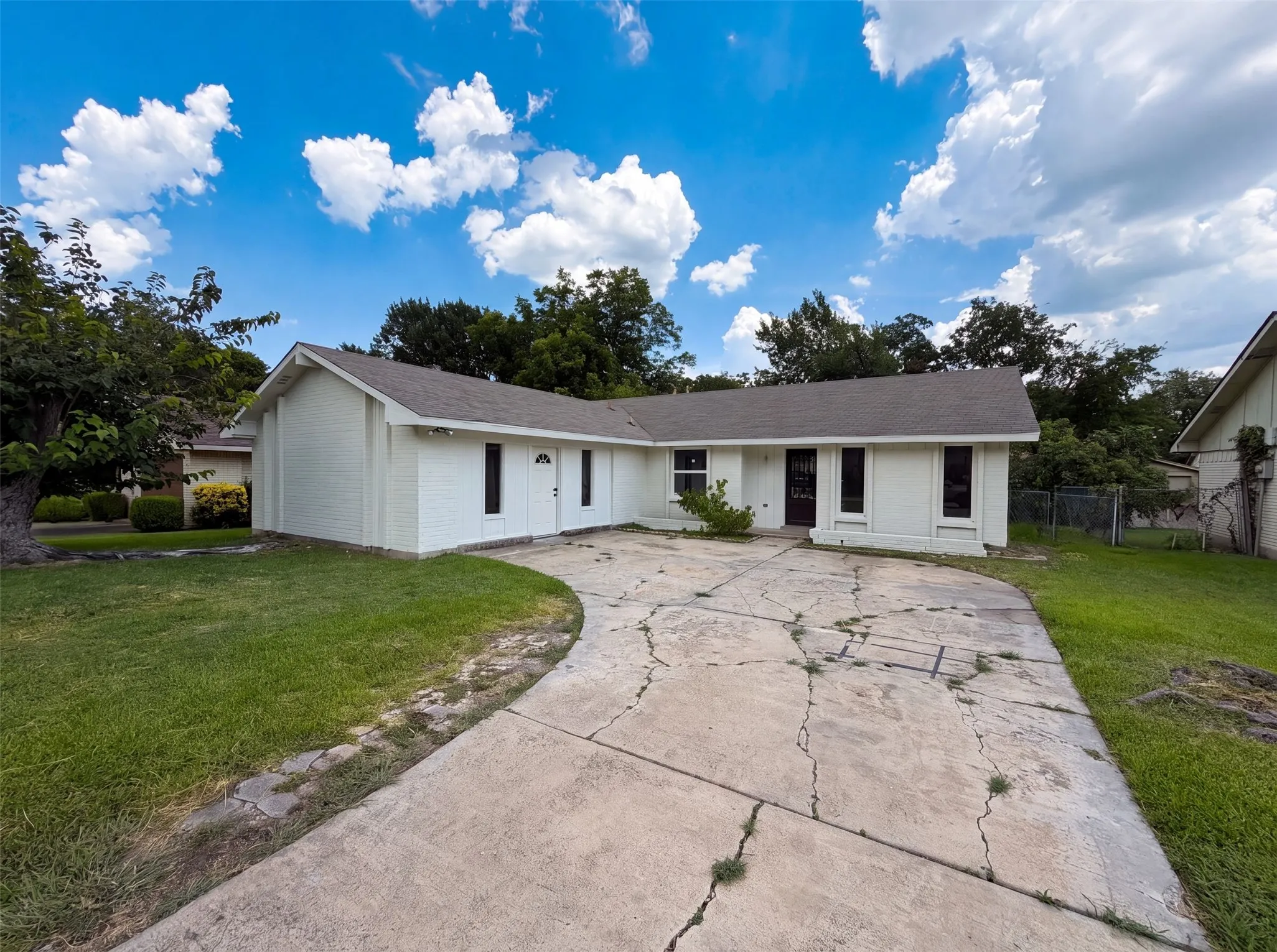 Single Family Residence For Sale in Dallas County , 414 Meadowhill Drive, Garland, Texas 75043, 5 Bedroom, 2 Bathroom, 2 Garage spaces, 1,966 Sqft, built in 1970, mls#21353919, Real Estate Agent in Garland, Homes For Sale in Dallas county, Homes For Sale in Garland, Realtor in Garland Texas, Real Estate Brokerage Independent Realty Texas, Luminita Cordes Realtor