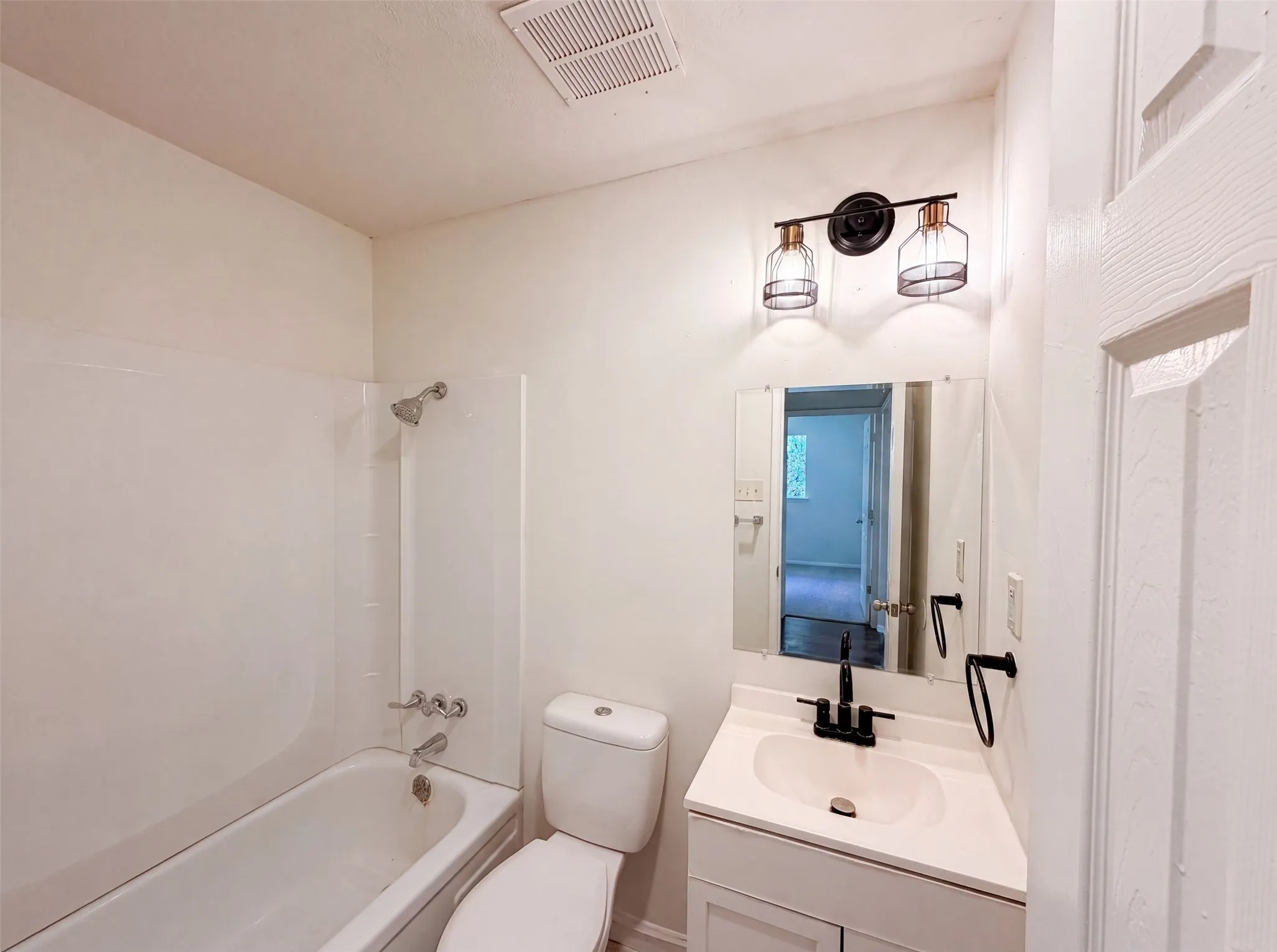 Single Family Residence For Sale in Dallas County , 414 Meadowhill Drive, Garland, Texas 75043, 5 Bedroom, 2 Bathroom, 2 Garage spaces, 1,966 Sqft, built in 1970, mls#21353919, Real Estate Agent in Garland, Homes For Sale in Dallas county, Homes For Sale in Garland, Realtor in Garland Texas, Real Estate Brokerage Independent Realty Texas, Luminita Cordes Realtor