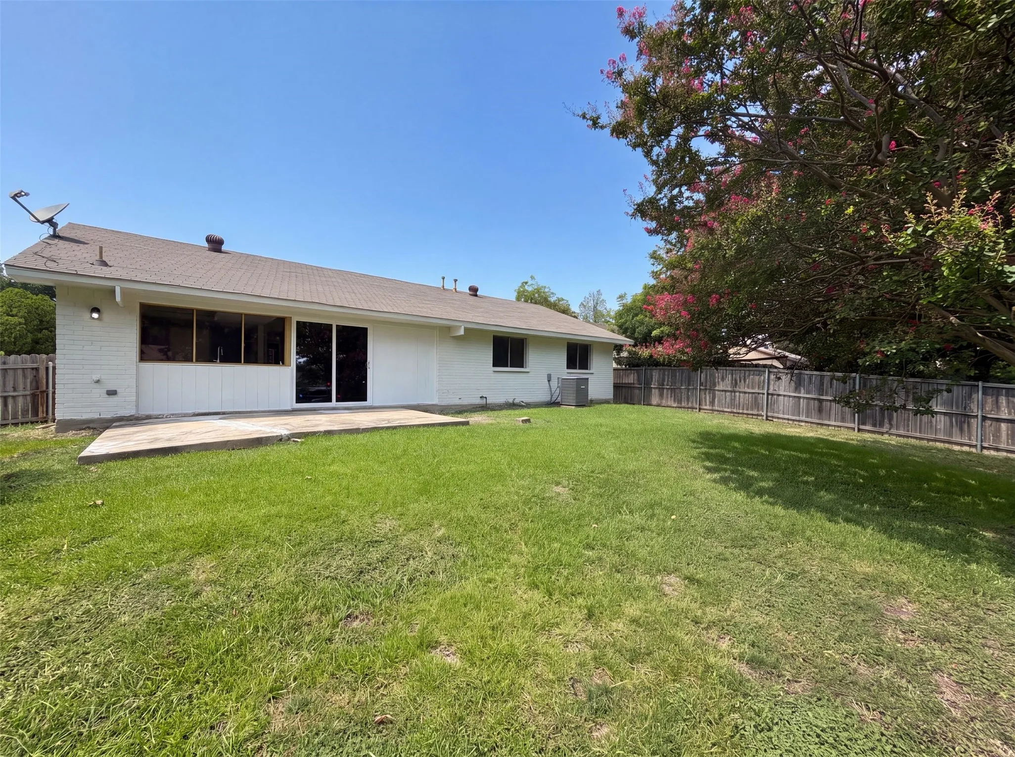 Single Family Residence For Sale in Dallas County , 414 Meadowhill Drive, Garland, Texas 75043, 5 Bedroom, 2 Bathroom, 2 Garage spaces, 1,966 Sqft, built in 1970, mls#21353919, Real Estate Agent in Garland, Homes For Sale in Dallas county, Homes For Sale in Garland, Realtor in Garland Texas, Real Estate Brokerage Independent Realty Texas, Luminita Cordes Realtor