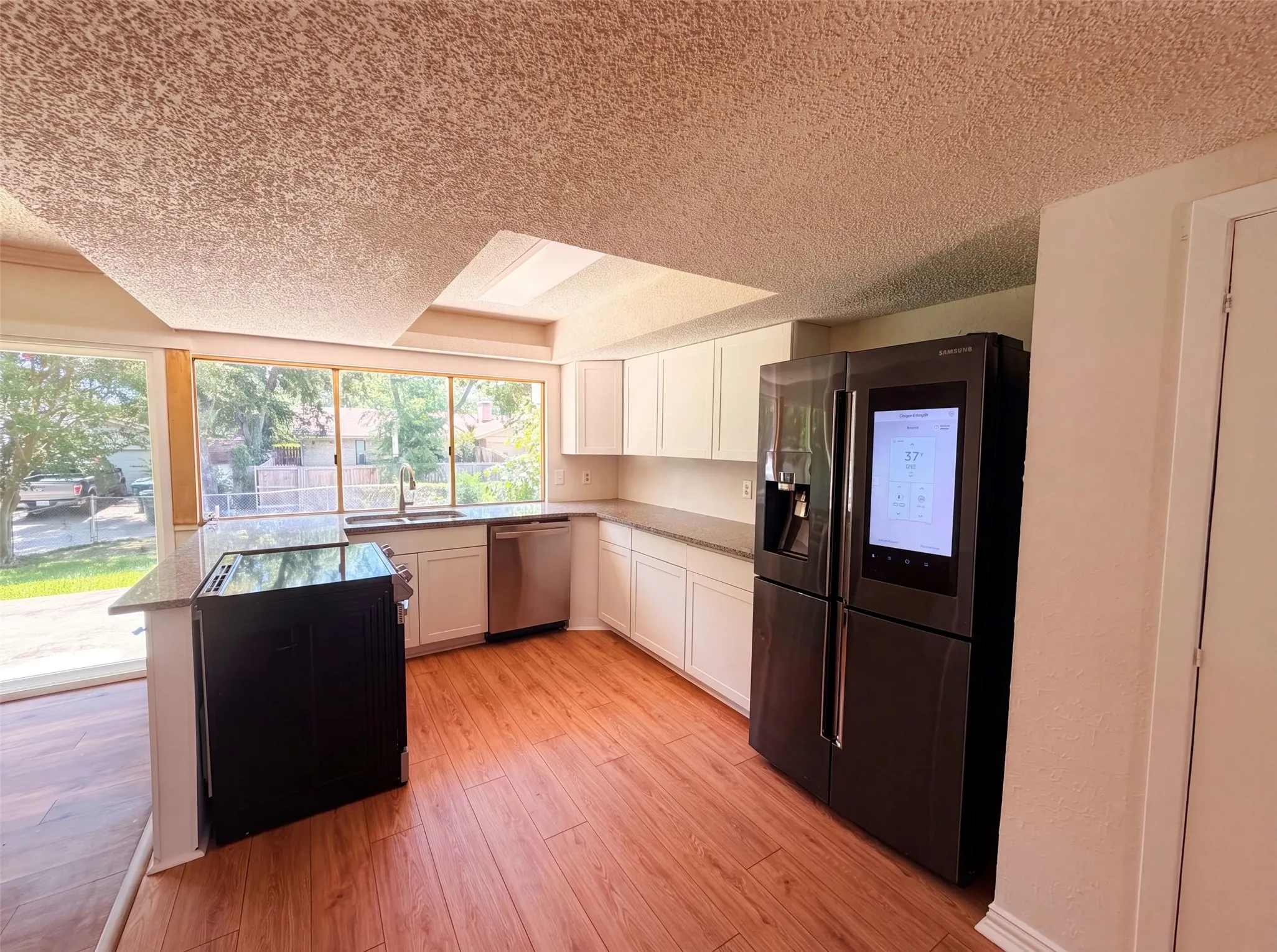 Single Family Residence For Sale in Dallas County , 414 Meadowhill Drive, Garland, Texas 75043, 5 Bedroom, 2 Bathroom, 2 Garage spaces, 1,966 Sqft, built in 1970, mls#21353919, Real Estate Agent in Garland, Homes For Sale in Dallas county, Homes For Sale in Garland, Realtor in Garland Texas, Real Estate Brokerage Independent Realty Texas, Luminita Cordes Realtor
