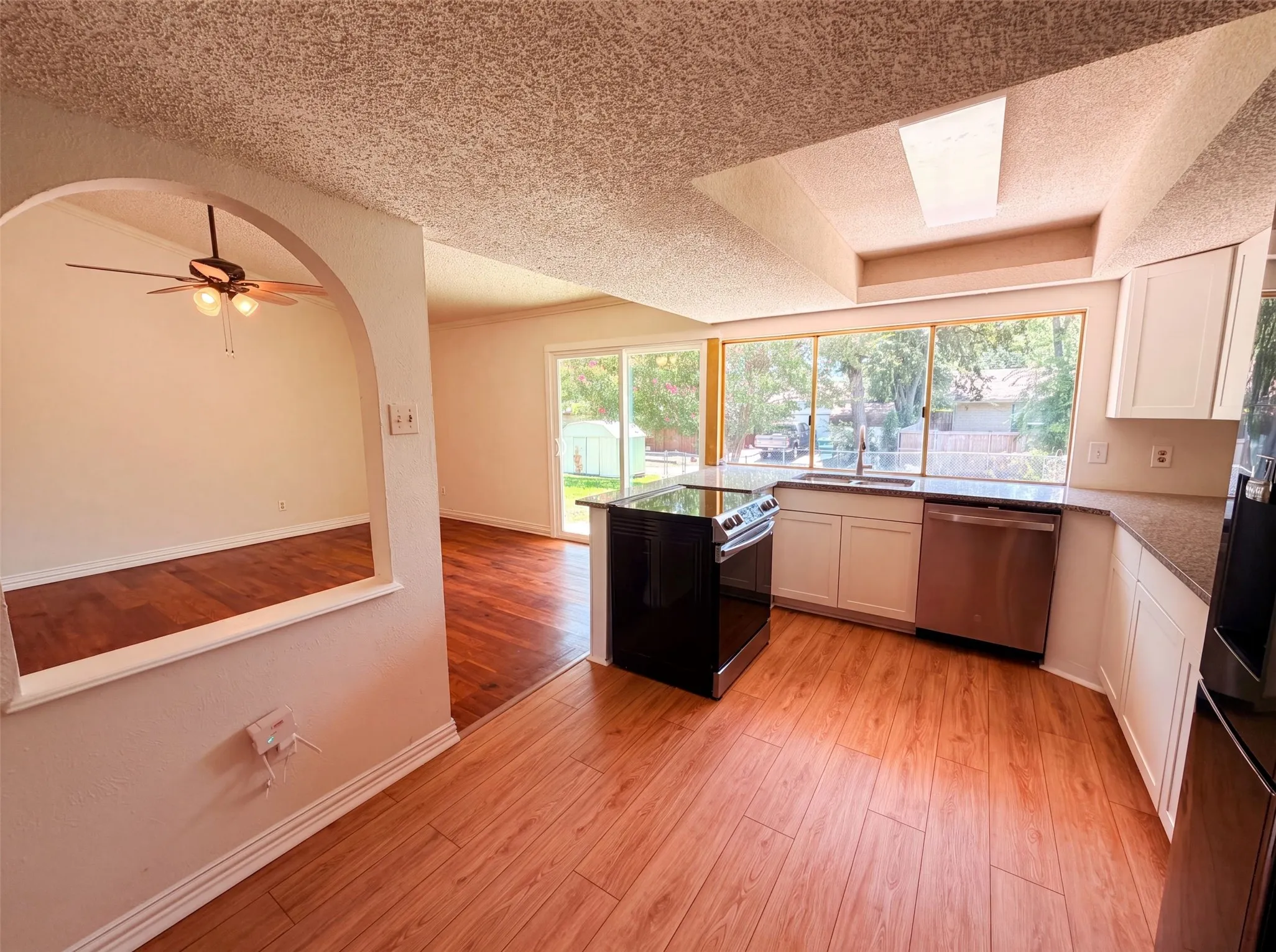 Single Family Residence For Sale in Dallas County , 414 Meadowhill Drive, Garland, Texas 75043, 5 Bedroom, 2 Bathroom, 2 Garage spaces, 1,966 Sqft, built in 1970, mls#21353919, Real Estate Agent in Garland, Homes For Sale in Dallas county, Homes For Sale in Garland, Realtor in Garland Texas, Real Estate Brokerage Independent Realty Texas, Luminita Cordes Realtor