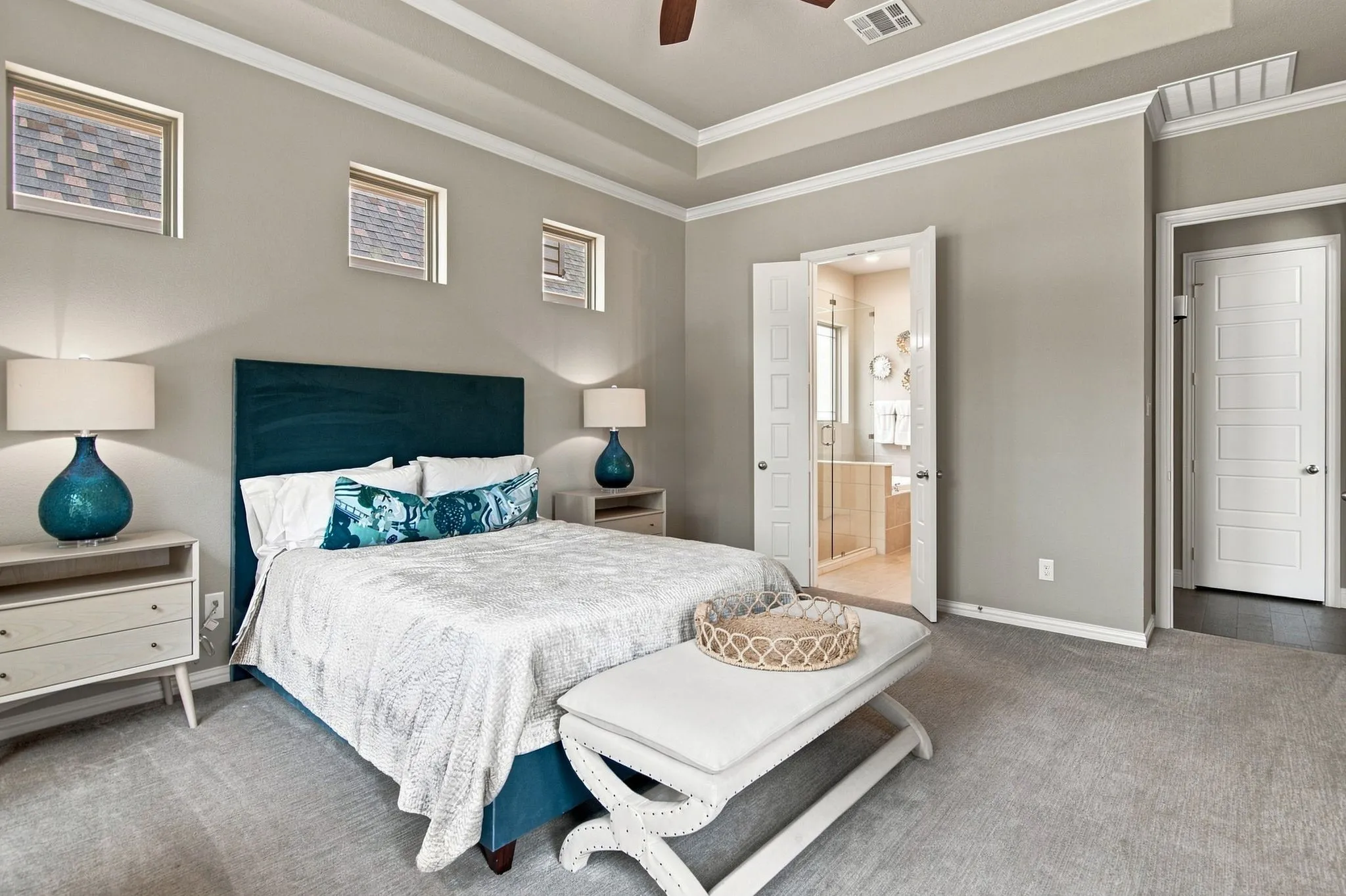 Recessed tray ceiling with crown molding