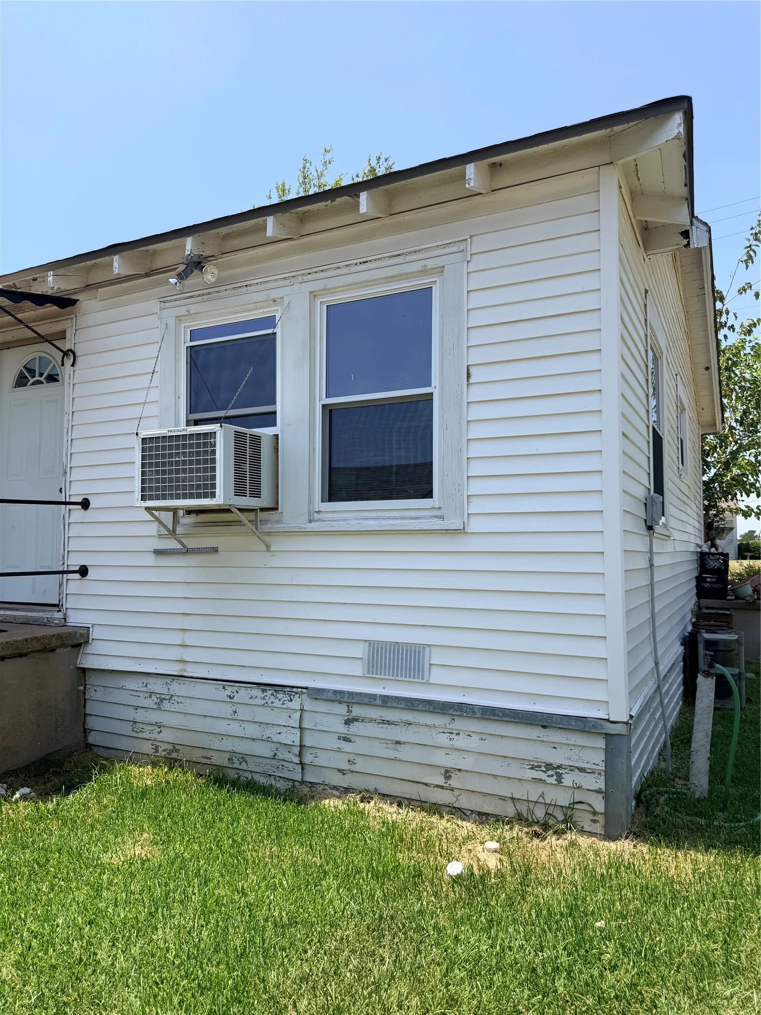 Single Family Residence For Sale in Falls County , 744 Chilton Street, Marlin, Texas 76661, 2 Bedroom, 2 Bathroom, Garage spaces, 1,264 Sqft, built in 1950, mls#21353927, Real Estate Agent in Marlin, Homes For Sale in Falls county, Homes For Sale in Marlin, Realtor in Marlin Texas, Real Estate Brokerage Independent Realty Texas, Luminita Cordes Realtor
