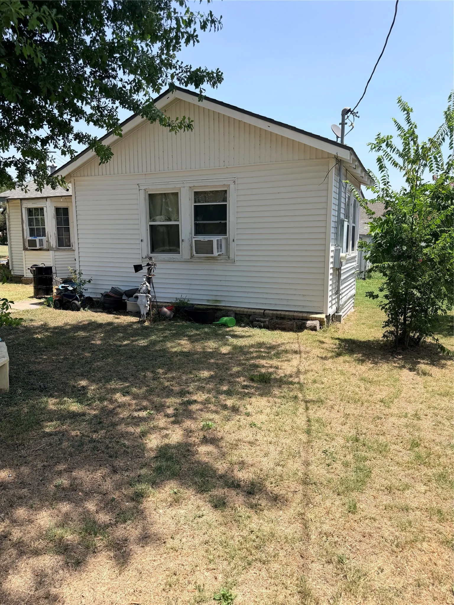 Single Family Residence For Sale in Falls County , 744 Chilton Street, Marlin, Texas 76661, 2 Bedroom, 2 Bathroom, Garage spaces, 1,264 Sqft, built in 1950, mls#21353927, Real Estate Agent in Marlin, Homes For Sale in Falls county, Homes For Sale in Marlin, Realtor in Marlin Texas, Real Estate Brokerage Independent Realty Texas, Luminita Cordes Realtor