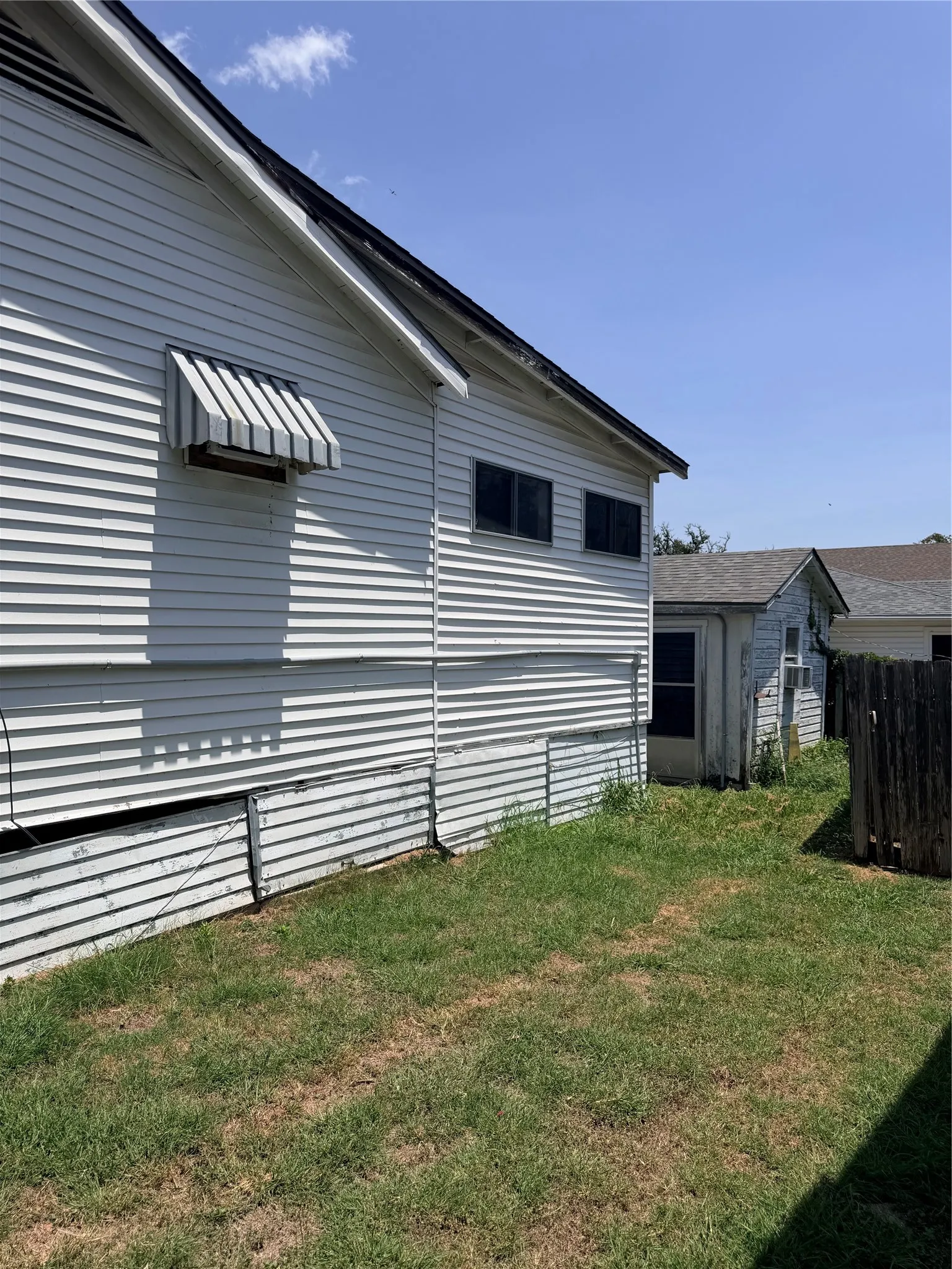 Single Family Residence For Sale in Falls County , 744 Chilton Street, Marlin, Texas 76661, 2 Bedroom, 2 Bathroom, Garage spaces, 1,264 Sqft, built in 1950, mls#21353927, Real Estate Agent in Marlin, Homes For Sale in Falls county, Homes For Sale in Marlin, Realtor in Marlin Texas, Real Estate Brokerage Independent Realty Texas, Luminita Cordes Realtor