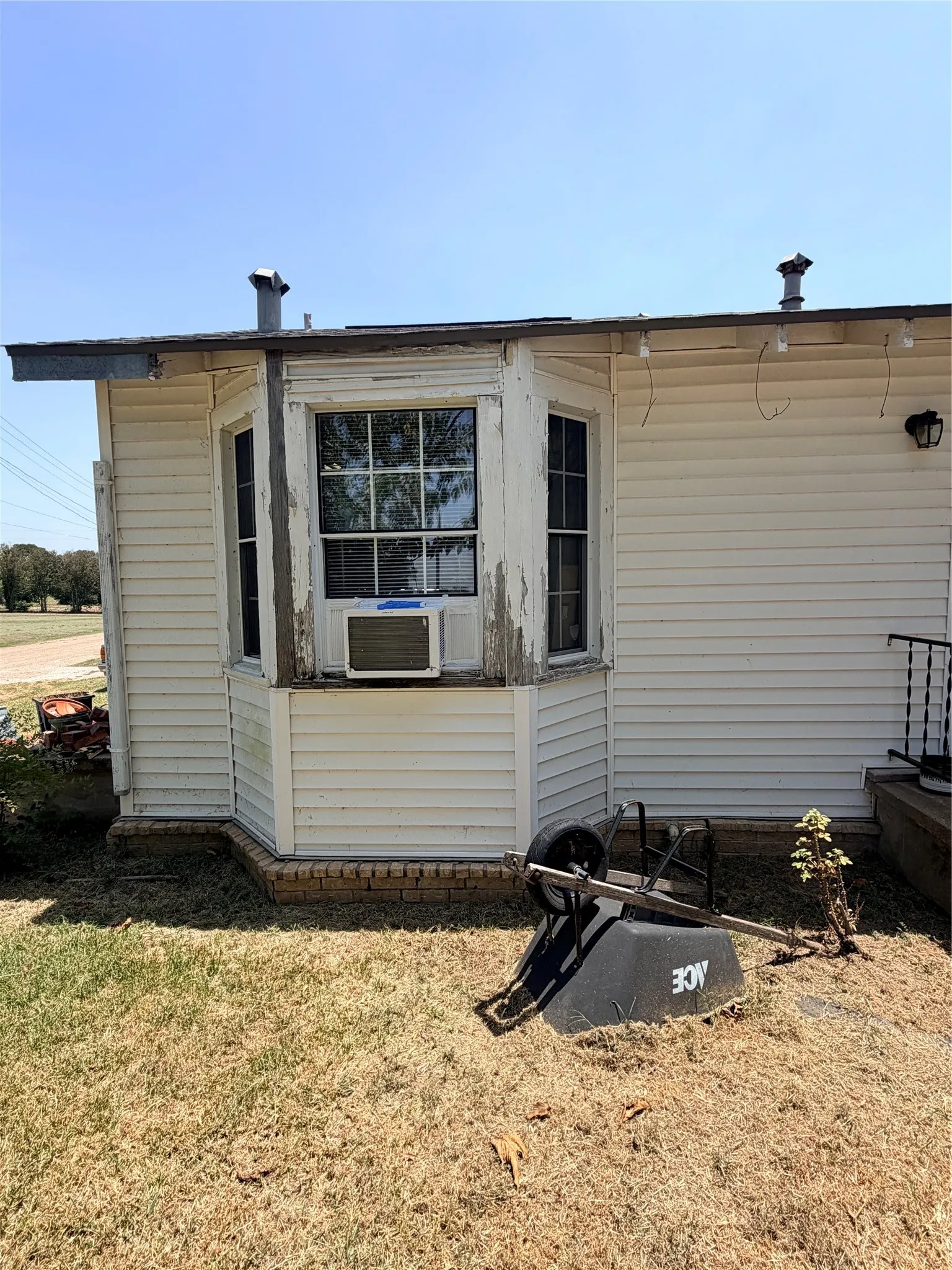 Single Family Residence For Sale in Falls County , 744 Chilton Street, Marlin, Texas 76661, 2 Bedroom, 2 Bathroom, Garage spaces, 1,264 Sqft, built in 1950, mls#21353927, Real Estate Agent in Marlin, Homes For Sale in Falls county, Homes For Sale in Marlin, Realtor in Marlin Texas, Real Estate Brokerage Independent Realty Texas, Luminita Cordes Realtor
