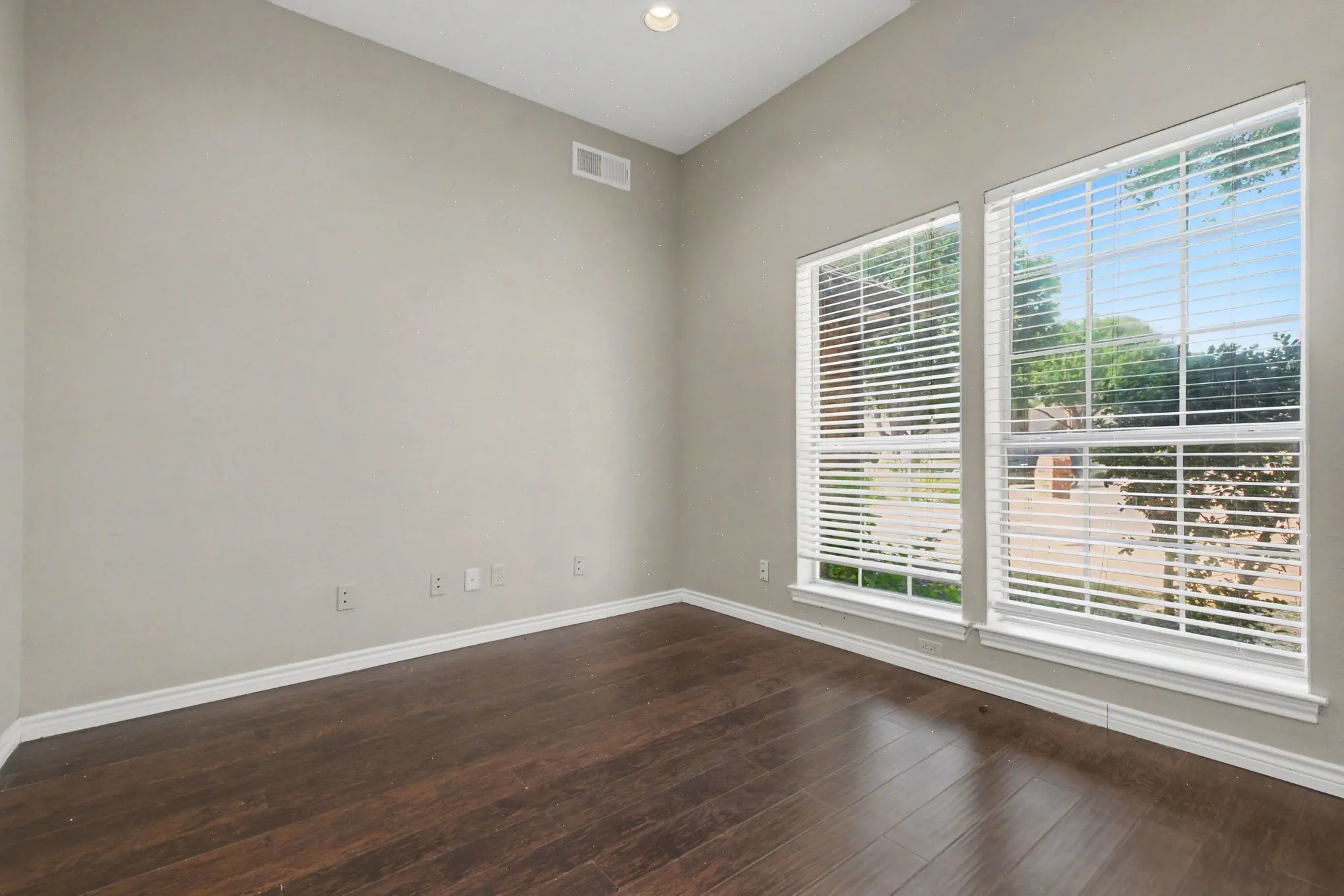 Single Family Residence For Sale in Denton County , 3711 Penny Lane, Carrollton, Texas 75007, 4 Bedroom, 3 Bathroom, 2 Garage spaces, 2,411 Sqft, built in 1991, mls#21353307, Real Estate Agent in Carrollton, Homes For Sale in Denton county, Homes For Sale in Carrollton, Realtor in Carrollton Texas, Real Estate Brokerage Independent Realty Texas, Luminita Cordes Realtor
