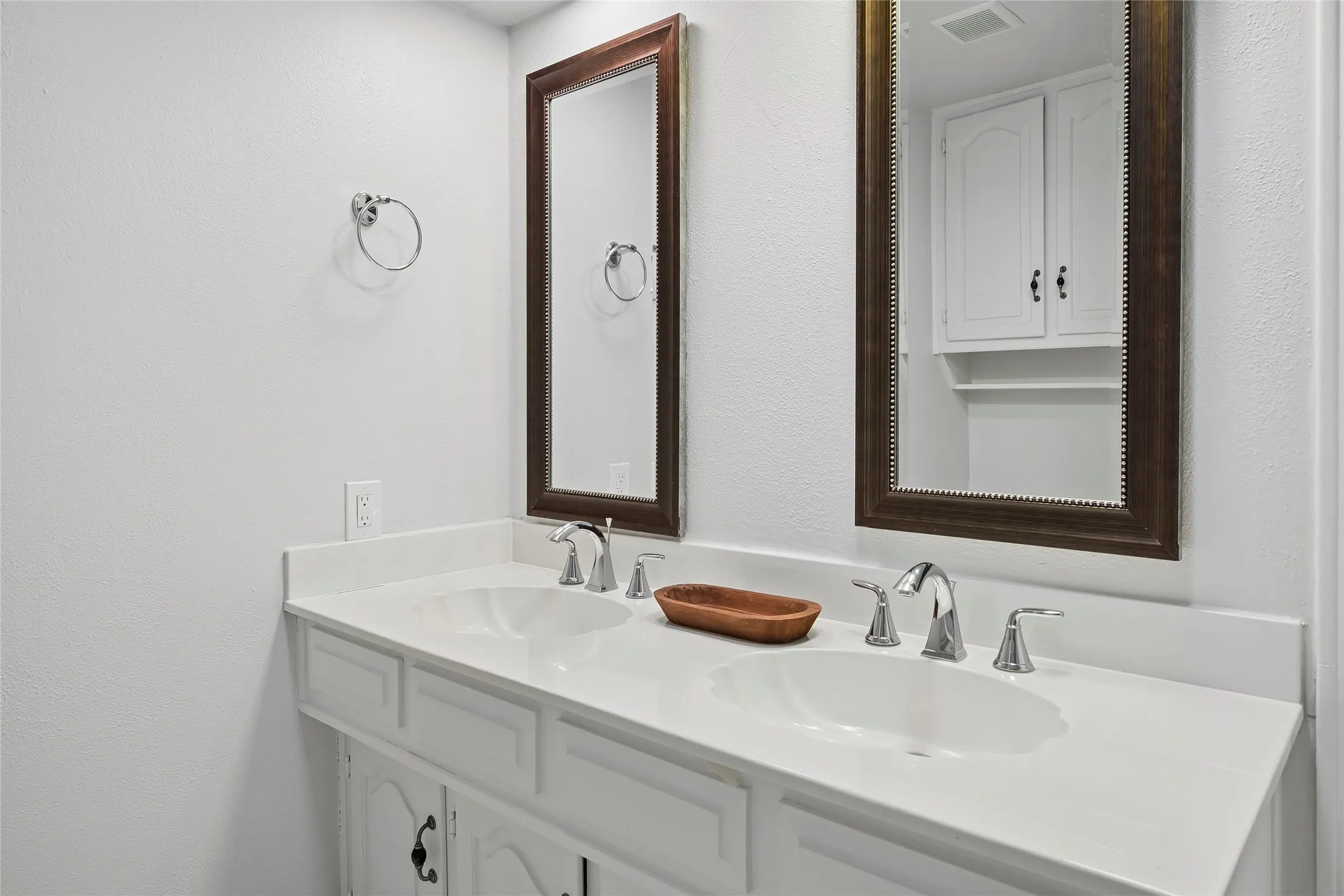 Duplex For Rent in Dallas County , 10504 Berry Knoll Drive, Dallas, Texas 75230, 3 Bedroom, 3 Bathroom, 2 Garage spaces, 2,632 Sqft, built in 1971, mls#21339912, Real Estate Agent in Dallas, Homes For Rent in Dallas county, Homes For Rent in Dallas, Realtor in Dallas Texas, Real Estate Brokerage Independent Realty Texas, Luminita Cordes Realtor