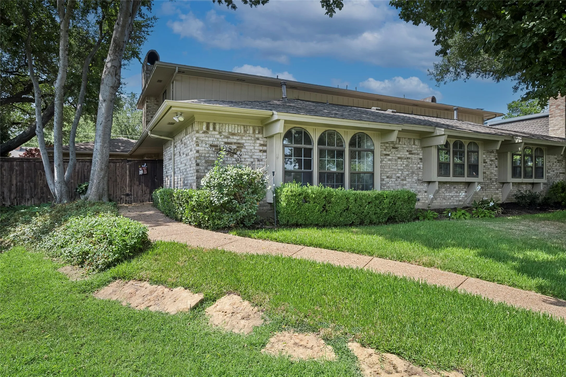 Duplex For Rent in Dallas County , 10504 Berry Knoll Drive, Dallas, Texas 75230, 3 Bedroom, 3 Bathroom, 2 Garage spaces, 2,632 Sqft, built in 1971, mls#21339912, Real Estate Agent in Dallas, Homes For Rent in Dallas county, Homes For Rent in Dallas, Realtor in Dallas Texas, Real Estate Brokerage Independent Realty Texas, Luminita Cordes Realtor