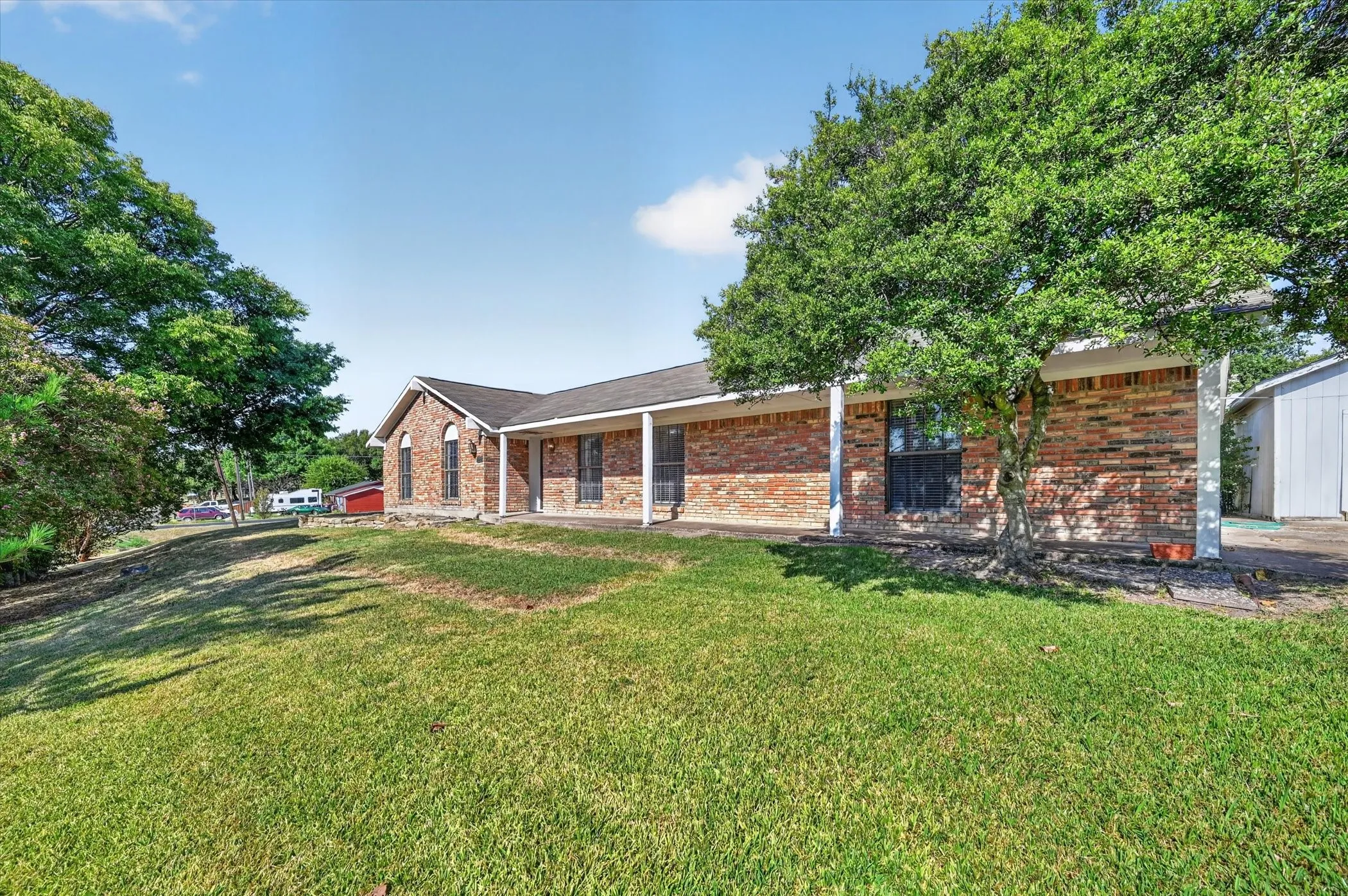 Single Family Residence For Sale in Collin County , 529 Shore Drive, Wylie, Texas 75098, 4 Bedroom, 2 Bathroom, 2 Garage spaces, 1,998 Sqft, built in 1980, mls#21352588, Real Estate Agent in Wylie, Homes For Sale in Collin county, Homes For Sale in Wylie, Realtor in Wylie Texas, Real Estate Brokerage Independent Realty Texas, Luminita Cordes Realtor