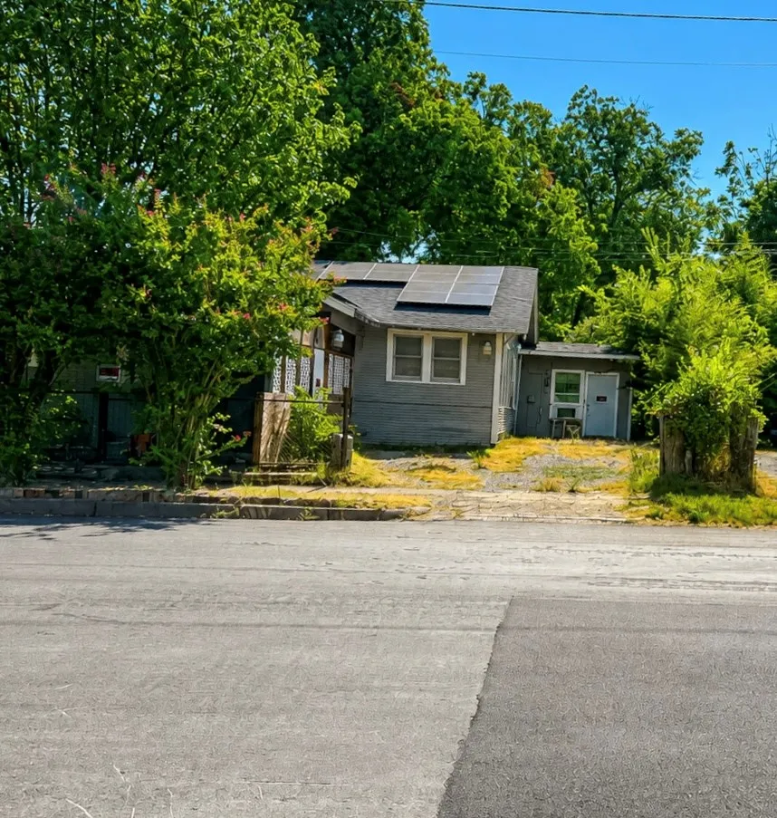 Single Family Residence For Sale in Dallas County , 110 N Marlborough Avenue, Dallas, Texas 75208, 3 Bedroom, 2 Bathroom, Garage spaces, 1,220 Sqft, built in 1928, mls#21353899, Real Estate Agent in Dallas, Homes For Sale in Dallas county, Homes For Sale in Dallas, Realtor in Dallas Texas, Real Estate Brokerage Independent Realty Texas, Luminita Cordes Realtor