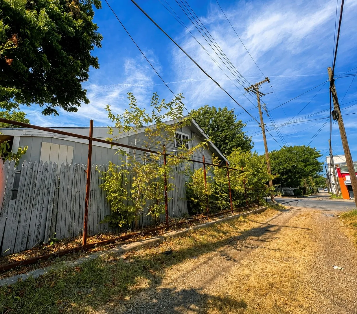 Single Family Residence For Sale in Dallas County , 110 N Marlborough Avenue, Dallas, Texas 75208, 3 Bedroom, 2 Bathroom, Garage spaces, 1,220 Sqft, built in 1928, mls#21353899, Real Estate Agent in Dallas, Homes For Sale in Dallas county, Homes For Sale in Dallas, Realtor in Dallas Texas, Real Estate Brokerage Independent Realty Texas, Luminita Cordes Realtor