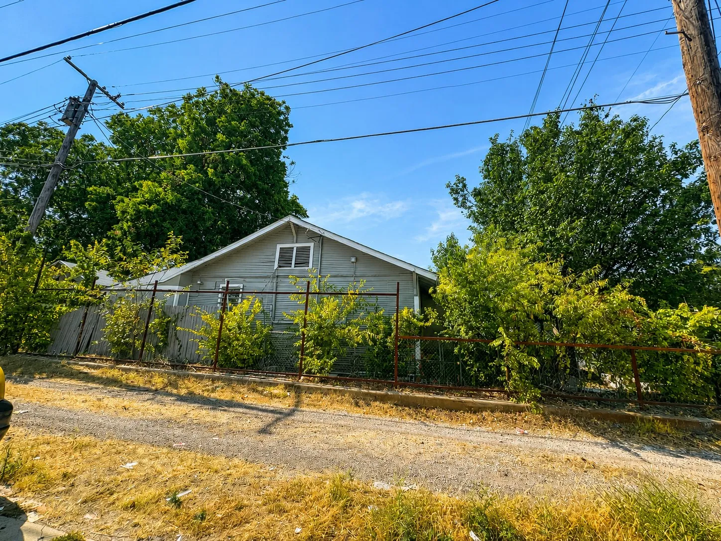 Single Family Residence For Sale in Dallas County , 110 N Marlborough Avenue, Dallas, Texas 75208, 3 Bedroom, 2 Bathroom, Garage spaces, 1,220 Sqft, built in 1928, mls#21353899, Real Estate Agent in Dallas, Homes For Sale in Dallas county, Homes For Sale in Dallas, Realtor in Dallas Texas, Real Estate Brokerage Independent Realty Texas, Luminita Cordes Realtor
