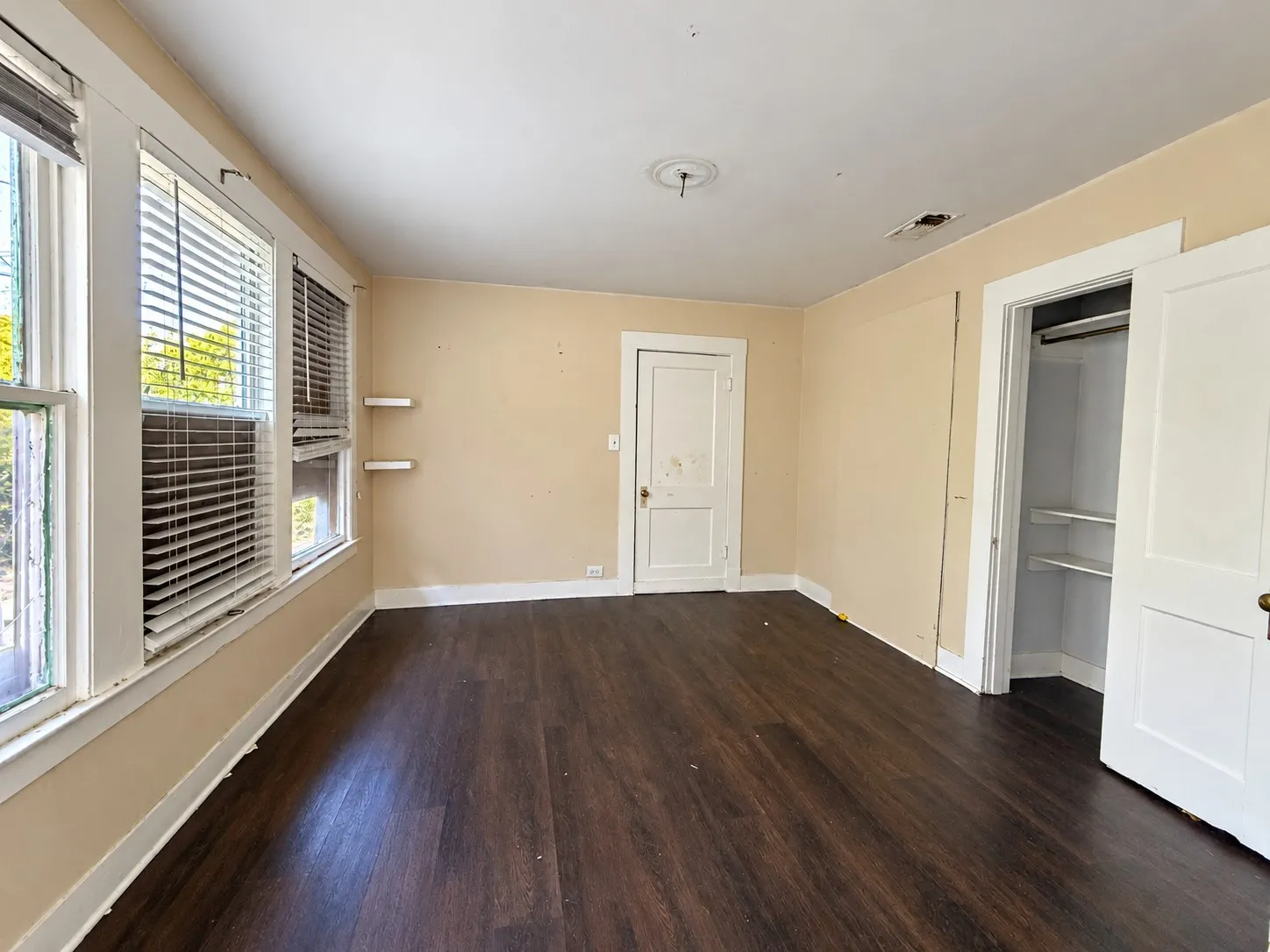 Single Family Residence For Sale in Dallas County , 110 N Marlborough Avenue, Dallas, Texas 75208, 3 Bedroom, 2 Bathroom, Garage spaces, 1,220 Sqft, built in 1928, mls#21353899, Real Estate Agent in Dallas, Homes For Sale in Dallas county, Homes For Sale in Dallas, Realtor in Dallas Texas, Real Estate Brokerage Independent Realty Texas, Luminita Cordes Realtor